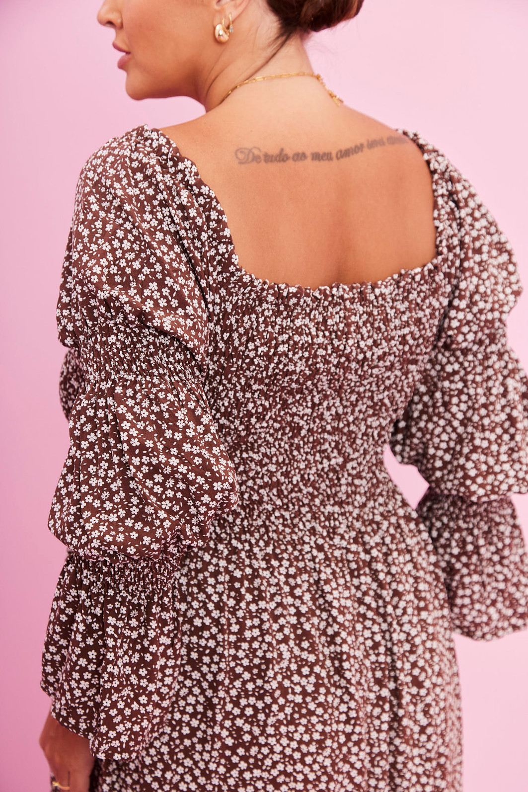 VESTIDO EMANUELE FLORAL FUNDO MARROM