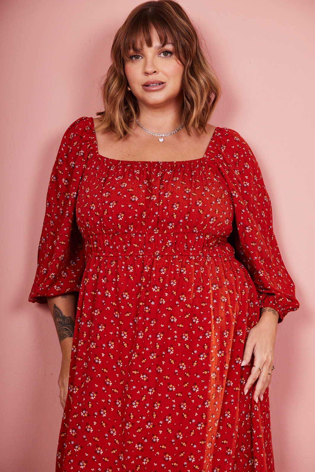 VESTIDO MIDI MORGANA FLORAL FUNDO OCRE VESTIDO MIDI MORGANA FLORAL FUNDO OCRE