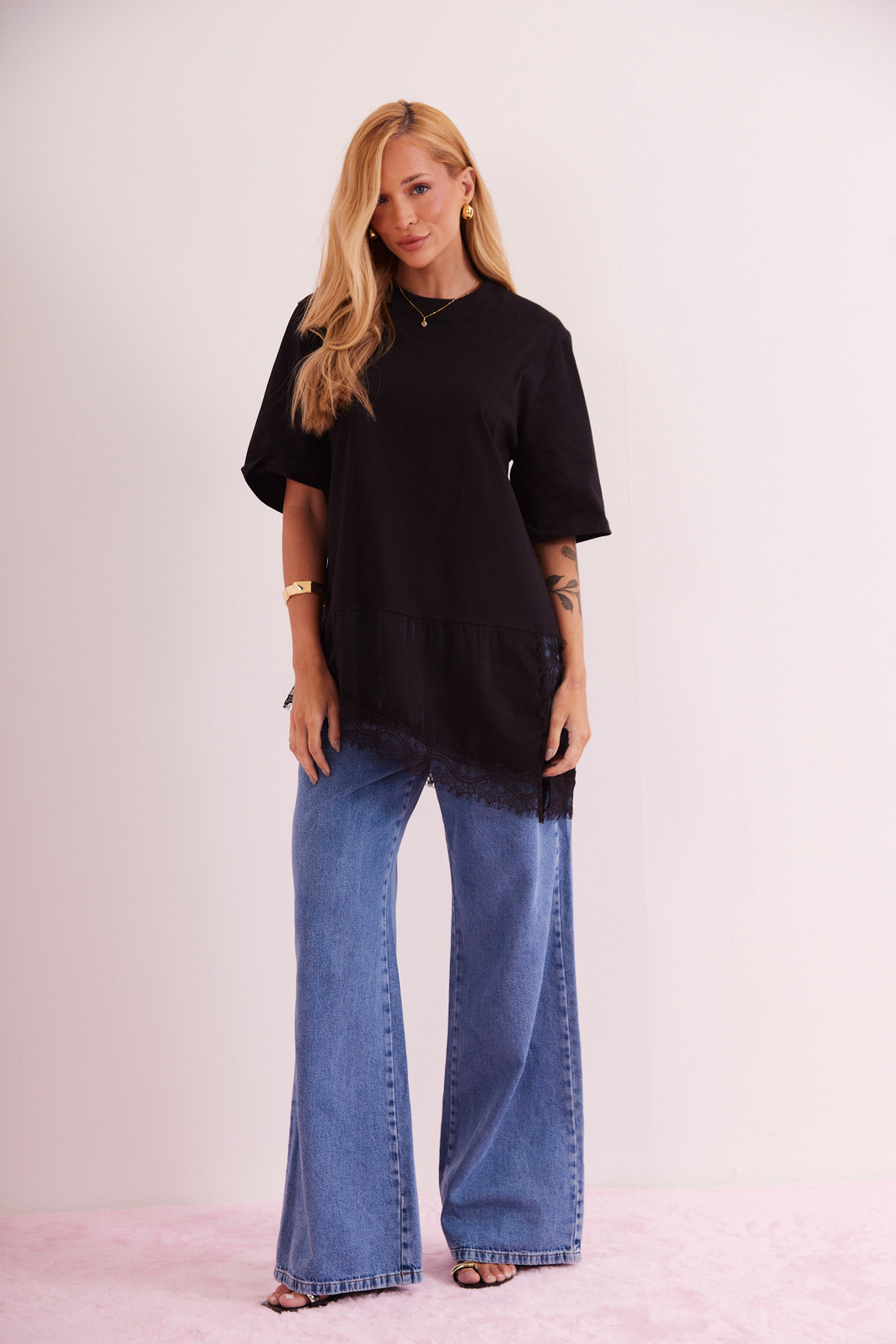 T-SHIRT OVER COM RENDA MIA PRETO T-SHIRT OVER COM RENDA MIA PRETO