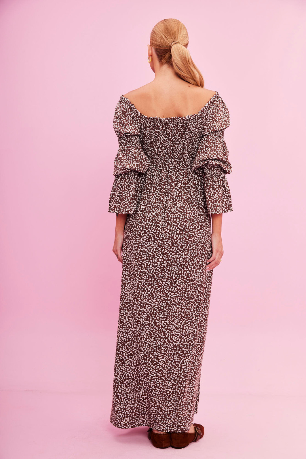 VESTIDO EMANUELE FLORAL FUNDO MARROM