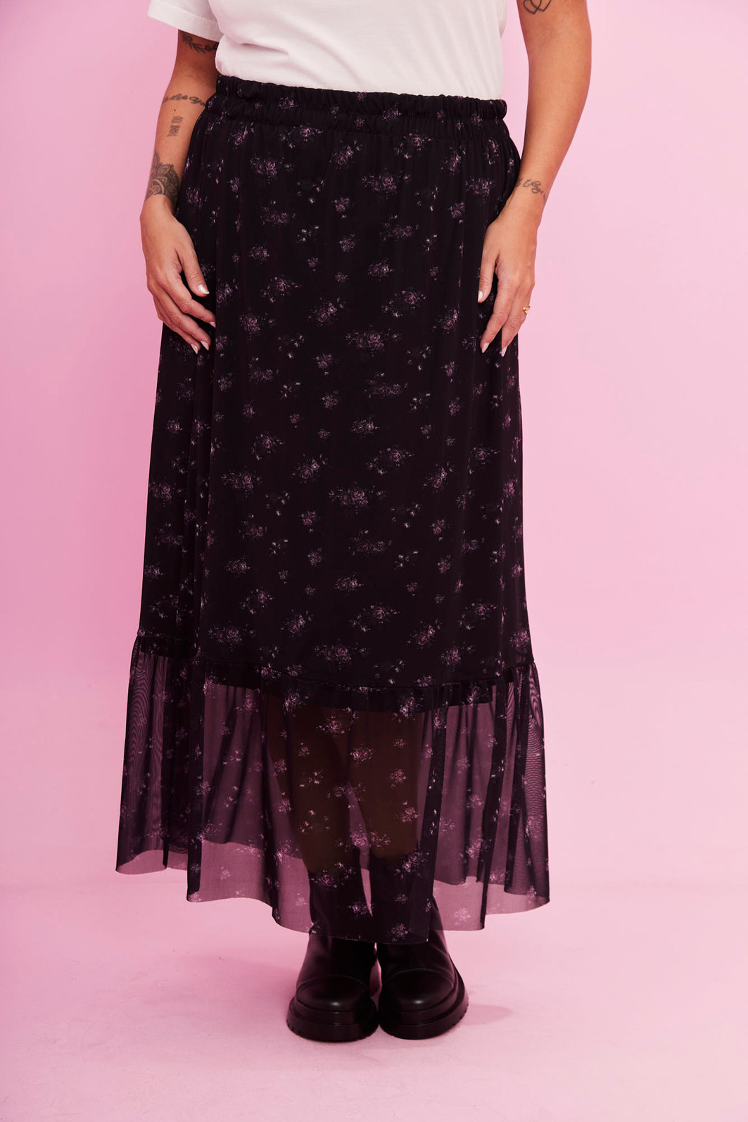 SAIA MIDI EM TULE CAMILA FLORAL FUNDO PRETO