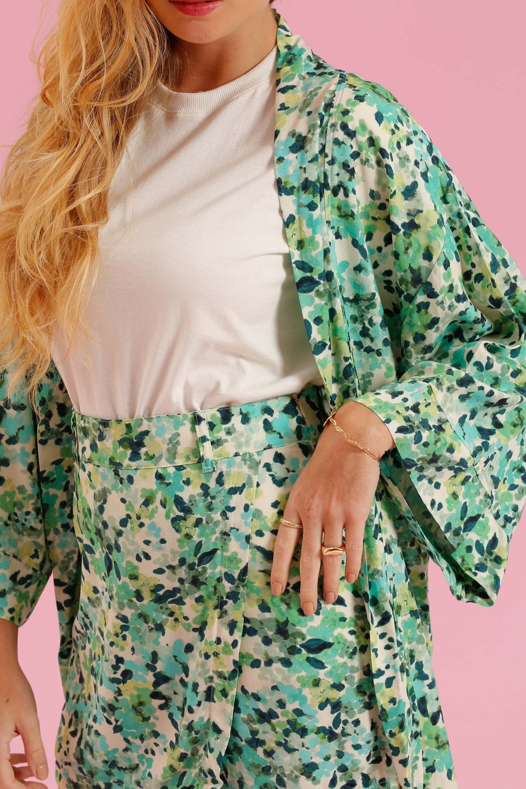 SHORTS SAIA FLORAL FUNDO VERDE SHORTS SAIA FLORAL FUNDO VERDE