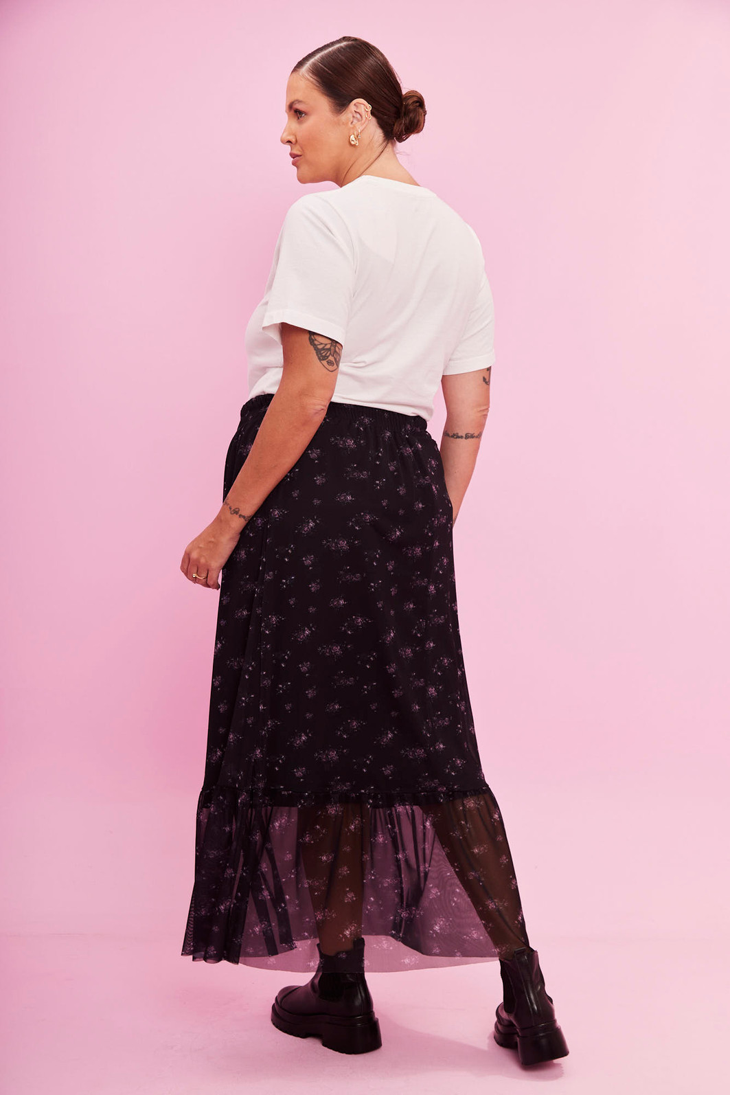 SAIA MIDI EM TULE CAMILA FLORAL FUNDO PRETO