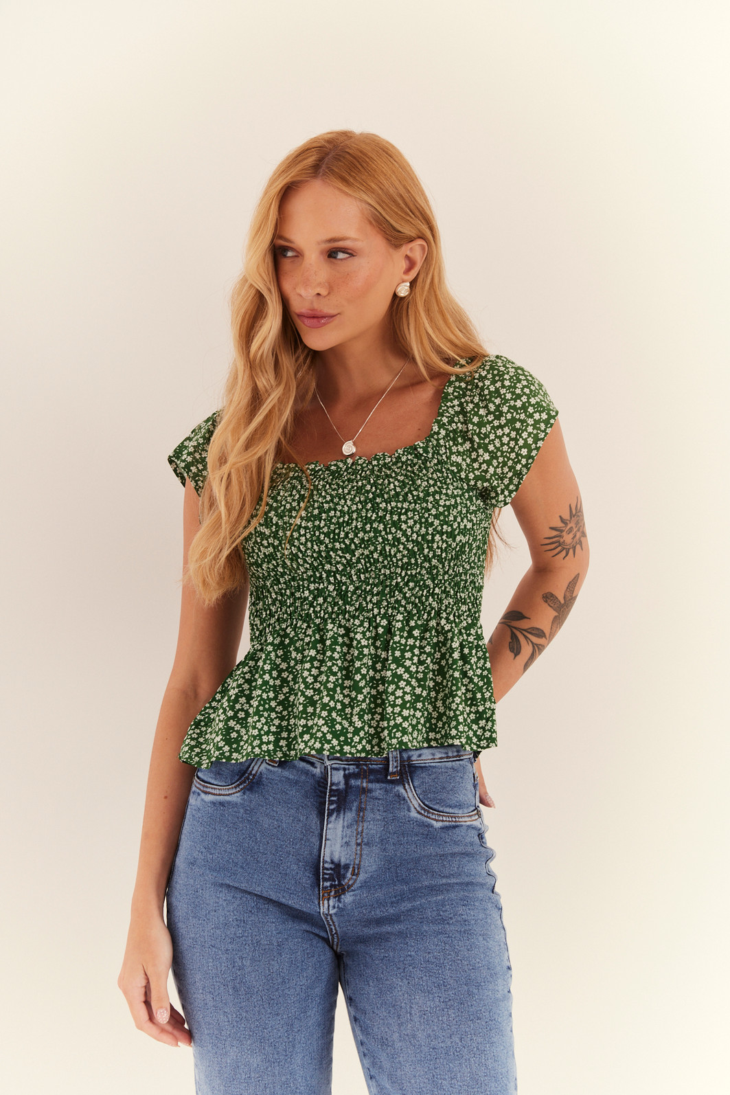 BLUSA MICHELE FLORAL FUNDO VERDE BLUSA MICHELE FLORAL FUNDO VERDE