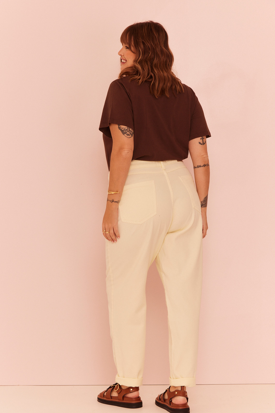 CALÇA MOM JEANS GISELA AMARELO MANTEIGA CALÇA MOM JEANS GISELA AMARELO MANTEIGA