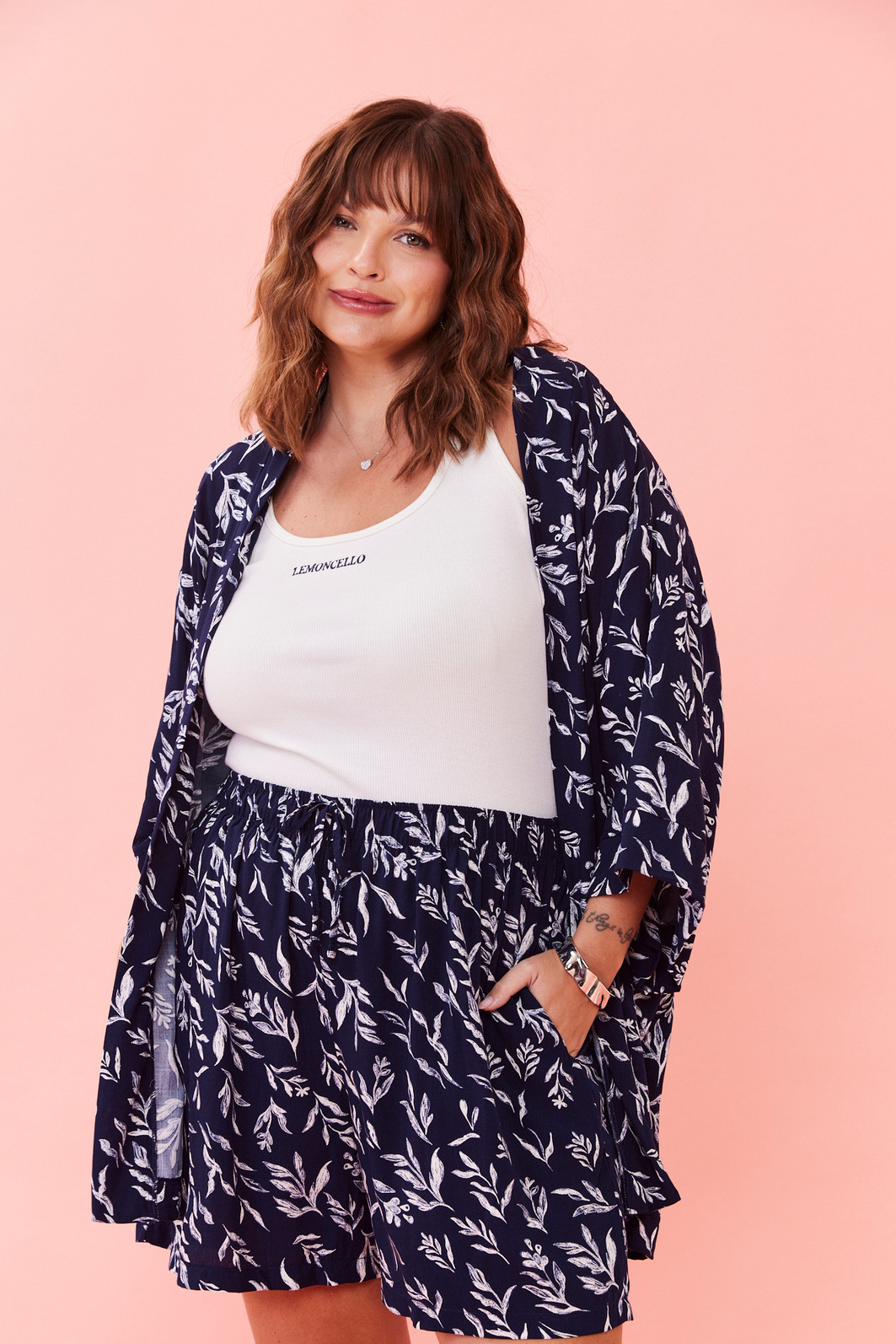 SHORTS KEILA FLORAL FUNDO MARINHO SHORTS KEILA FLORAL FUNDO MARINHO