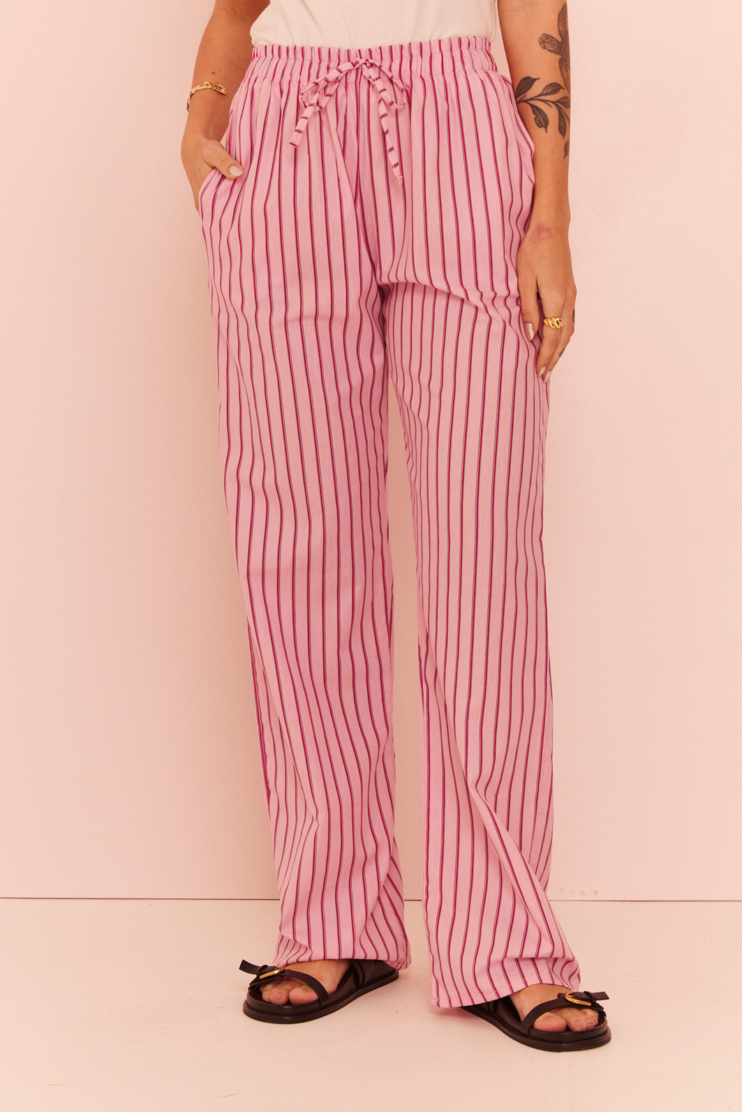 CALÇA FERNANDA LISTRADO ROSA E VERMELHO CALÇA FERNANDA LISTRADO ROSA E VERMELHO