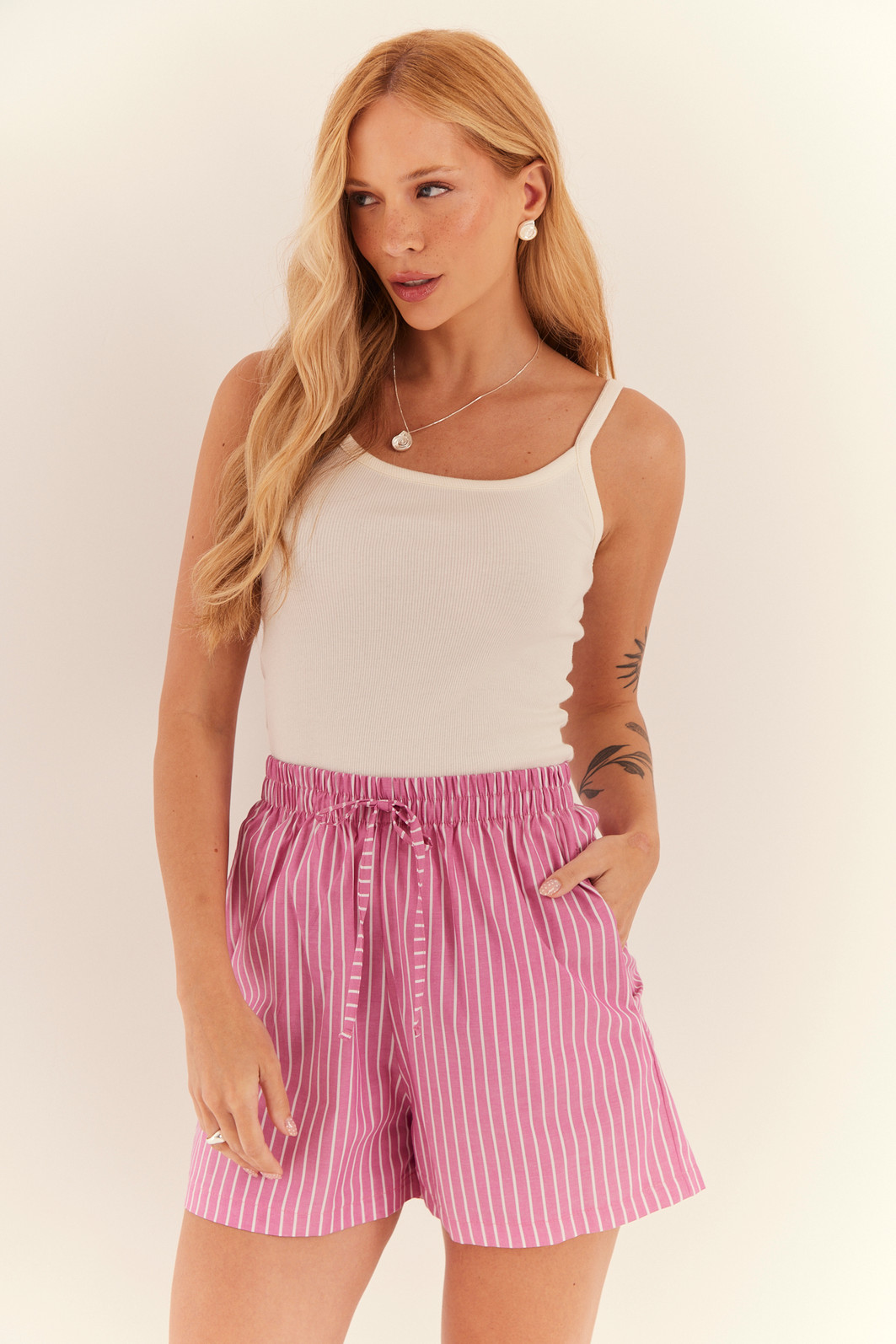 SHORTS NICE LISTRADO ROSA