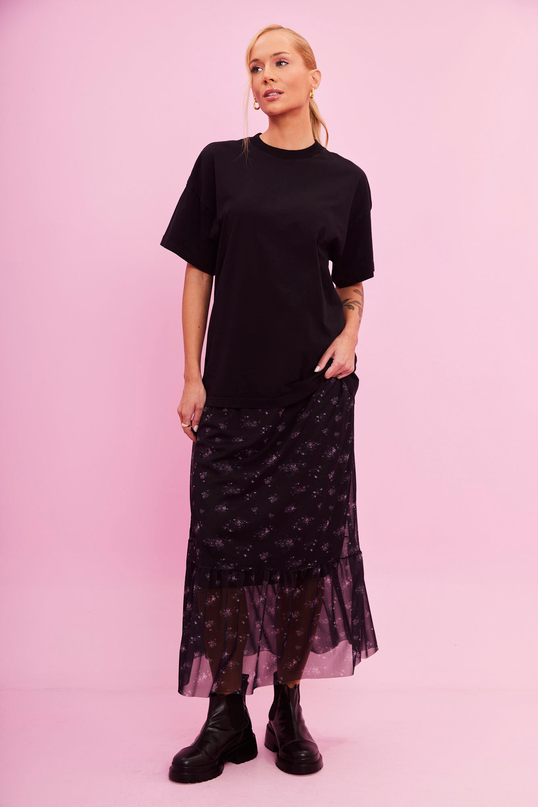 SAIA MIDI EM TULE CAMILA FLORAL FUNDO PRETO