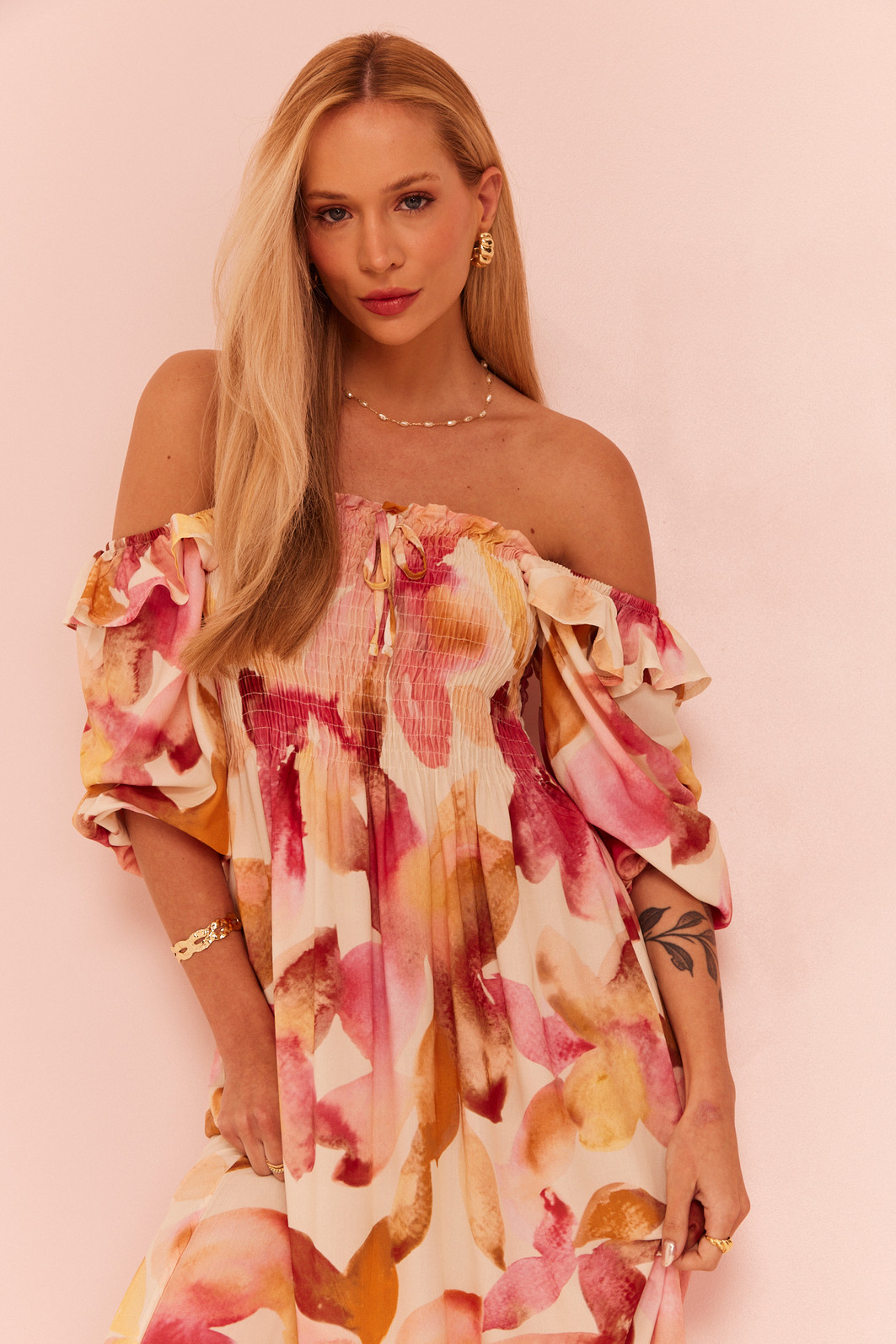 VESTIDO MIDI LAURA FLORAL FUNDO OFF VESTIDO MIDI LAURA FLORAL FUNDO OFF