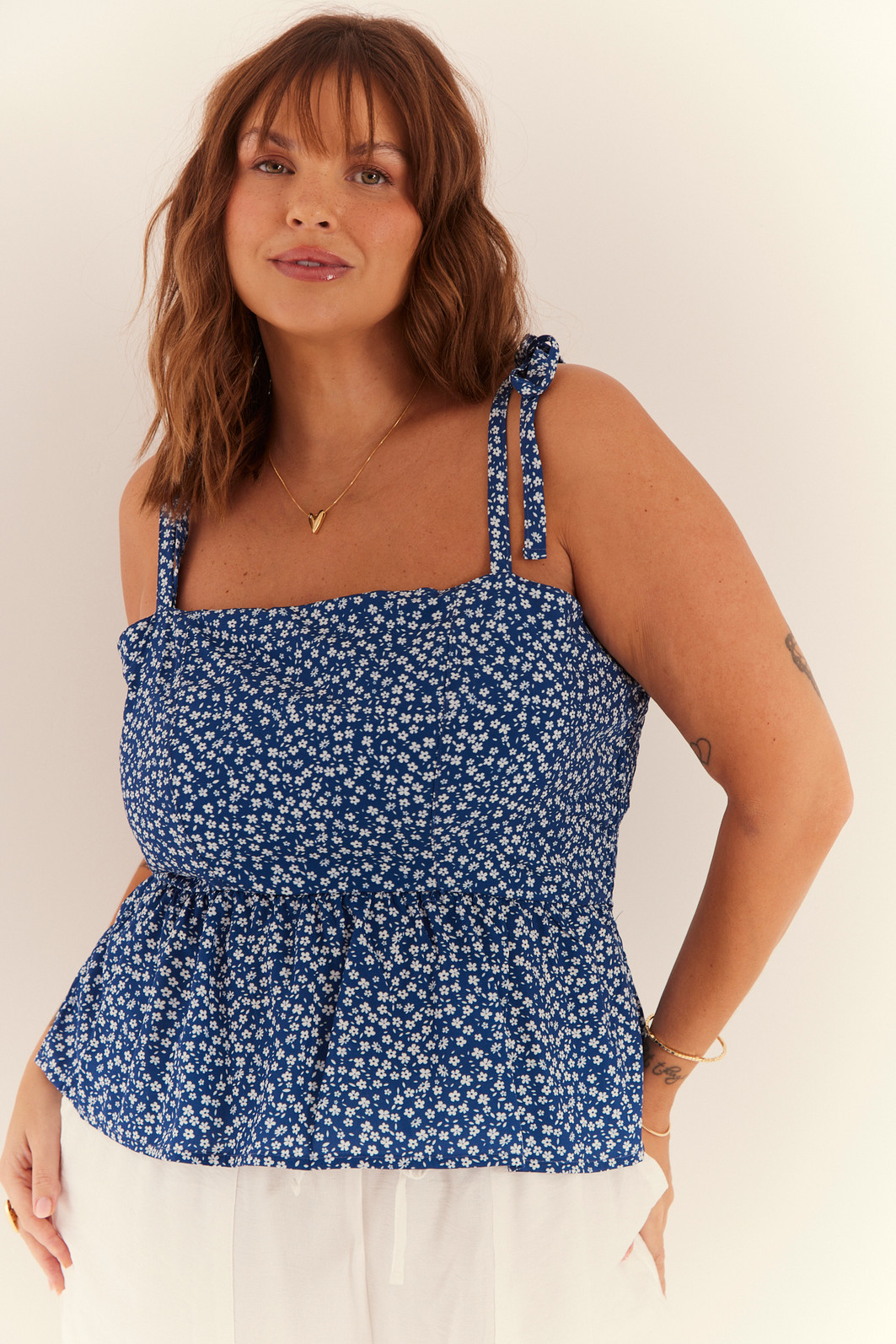 BLUSA ALÇA ANA FLORAL FUNDO AZUL