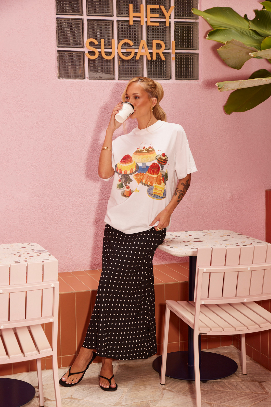 SAIA MIDI JULIA POA FUNDO PRETO SAIA MIDI JULIA POA FUNDO PRETO