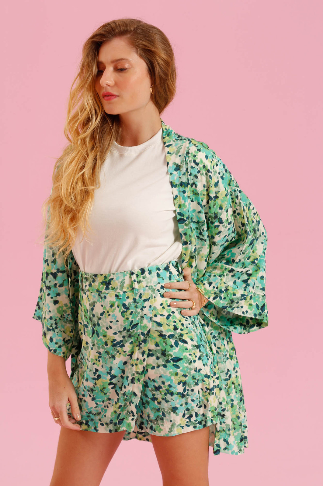 SHORTS SAIA FLORAL FUNDO VERDE SHORTS SAIA FLORAL FUNDO VERDE