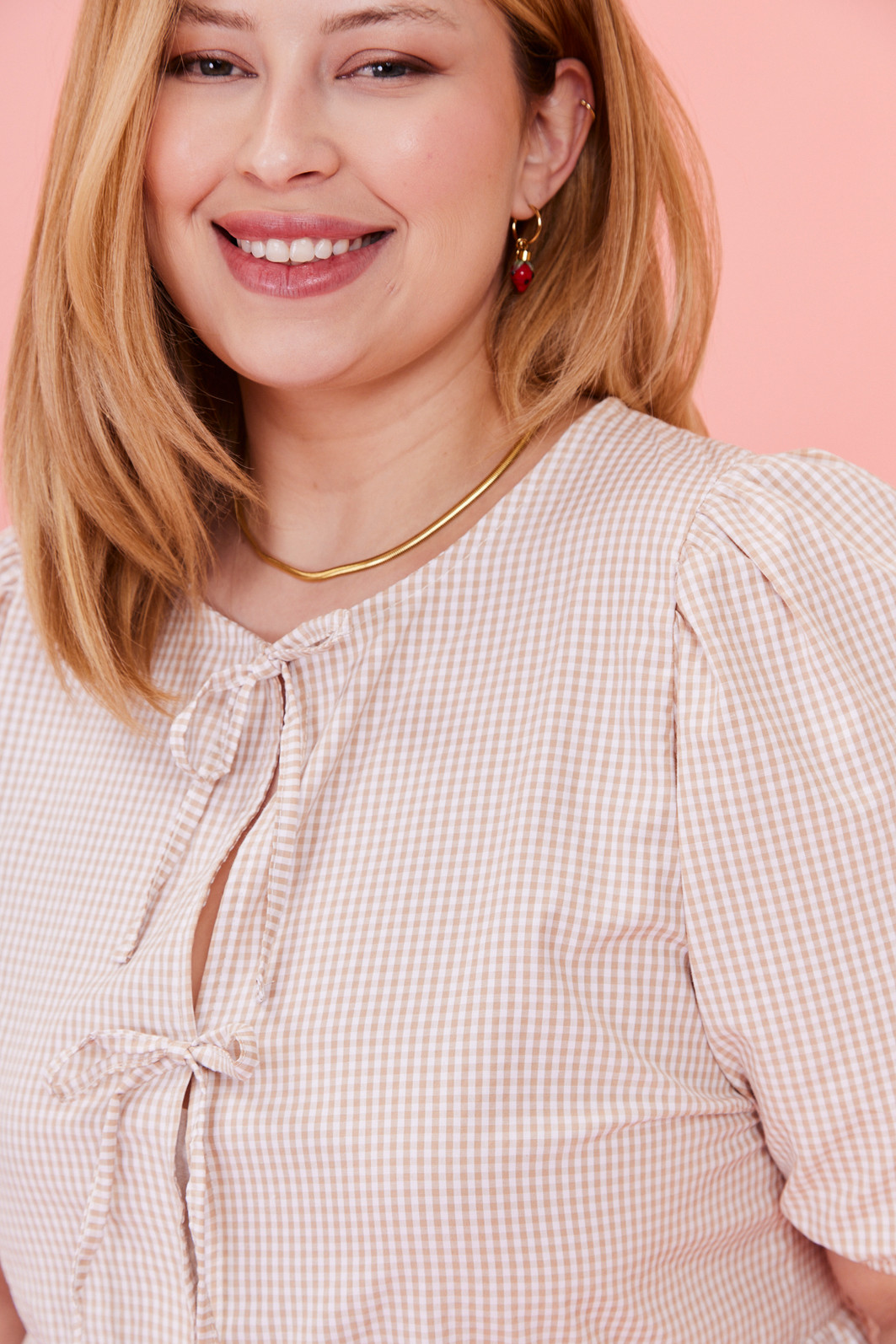 BRINCO DE ARGOLA PINGENTE MORANGO DOURADO BRINCO DE ARGOLA PINGENTE MORANGO DOURADO