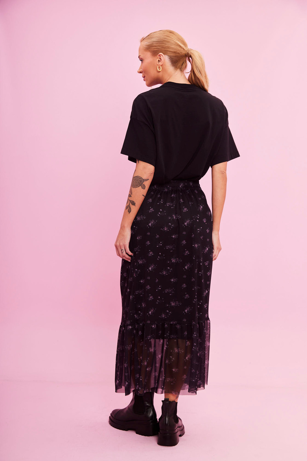 SAIA MIDI EM TULE CAMILA FLORAL FUNDO PRETO