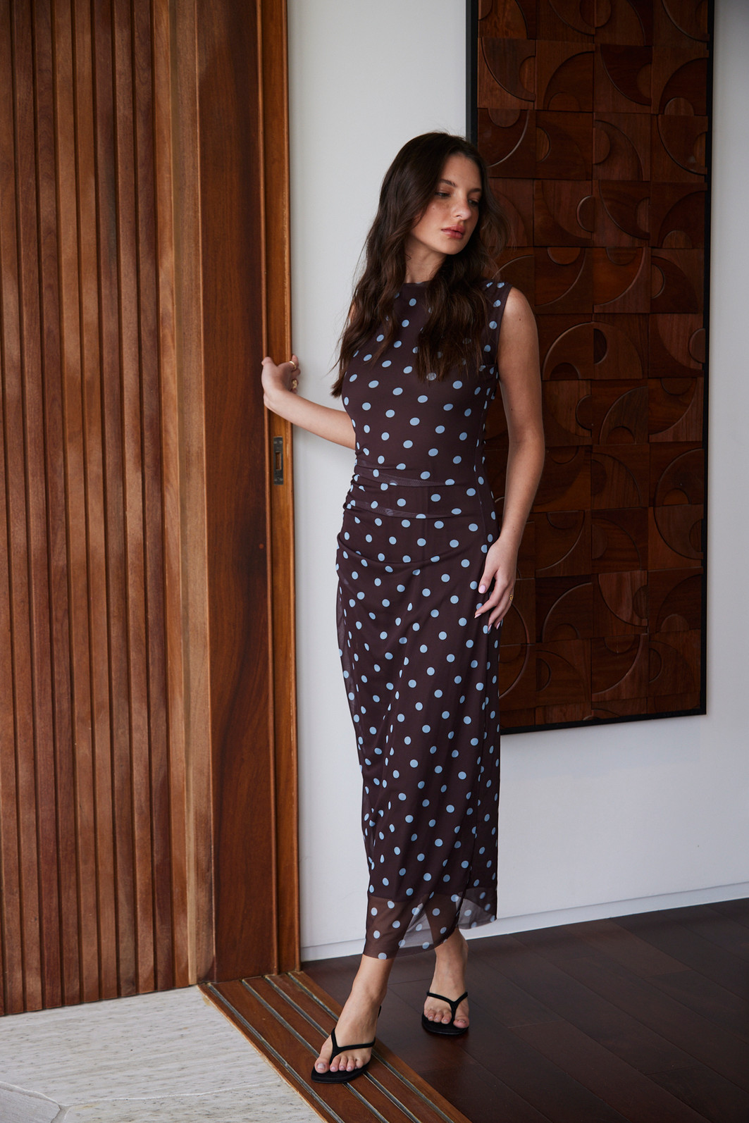 VESTIDO TULE JULIA POA AZUL FUNDO MARROM VESTIDO TULE JULIA POA AZUL FUNDO MARROM