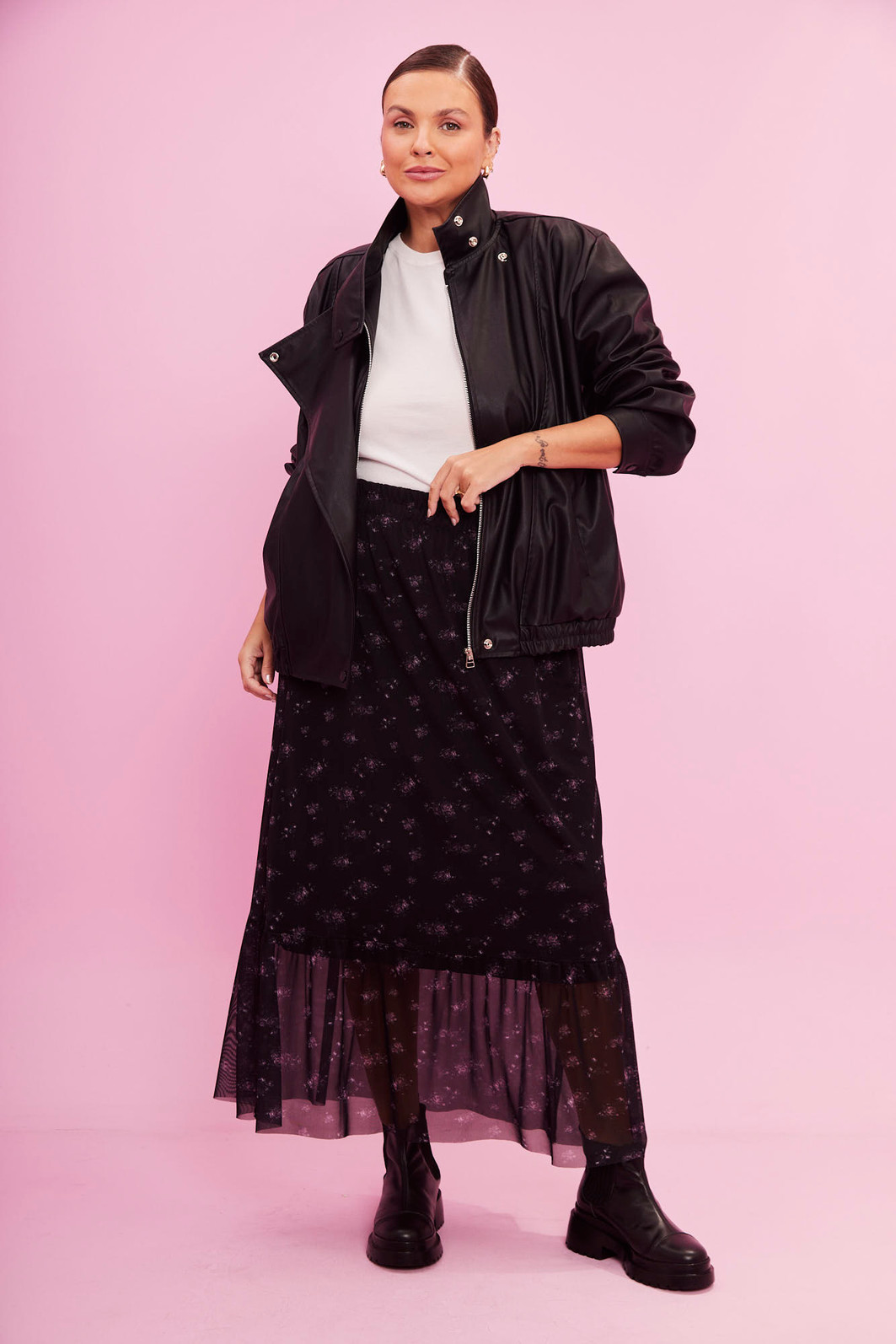 SAIA MIDI EM TULE CAMILA FLORAL FUNDO PRETO