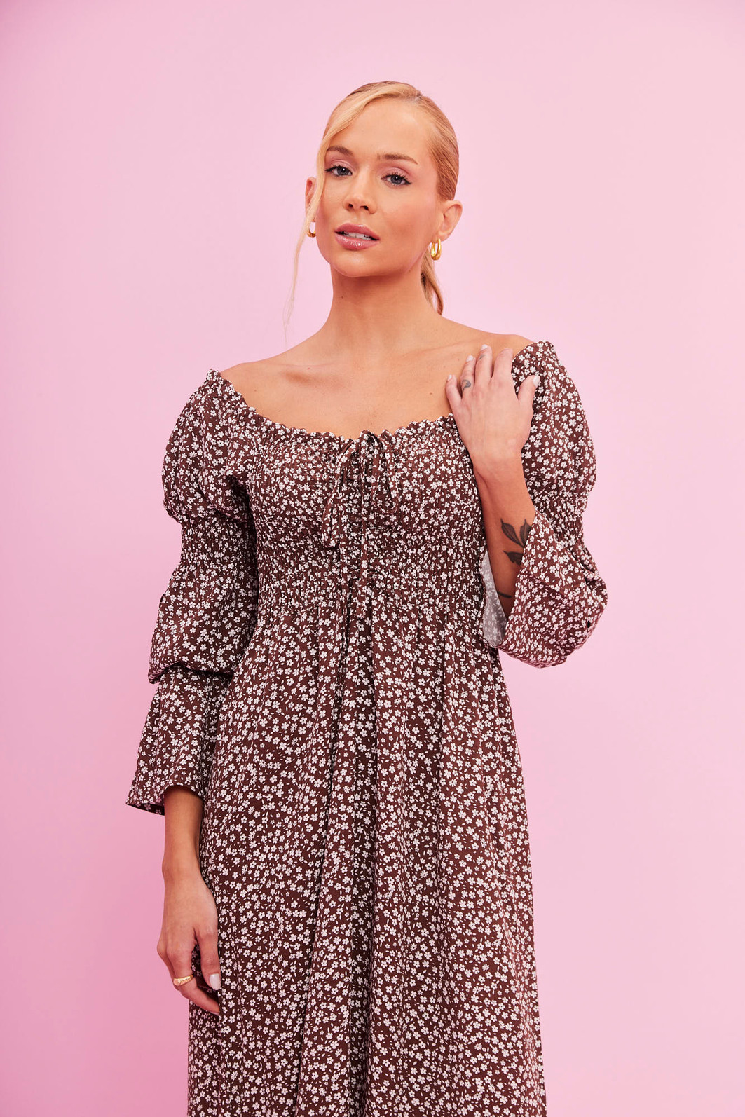 VESTIDO EMANUELE FLORAL FUNDO MARROM