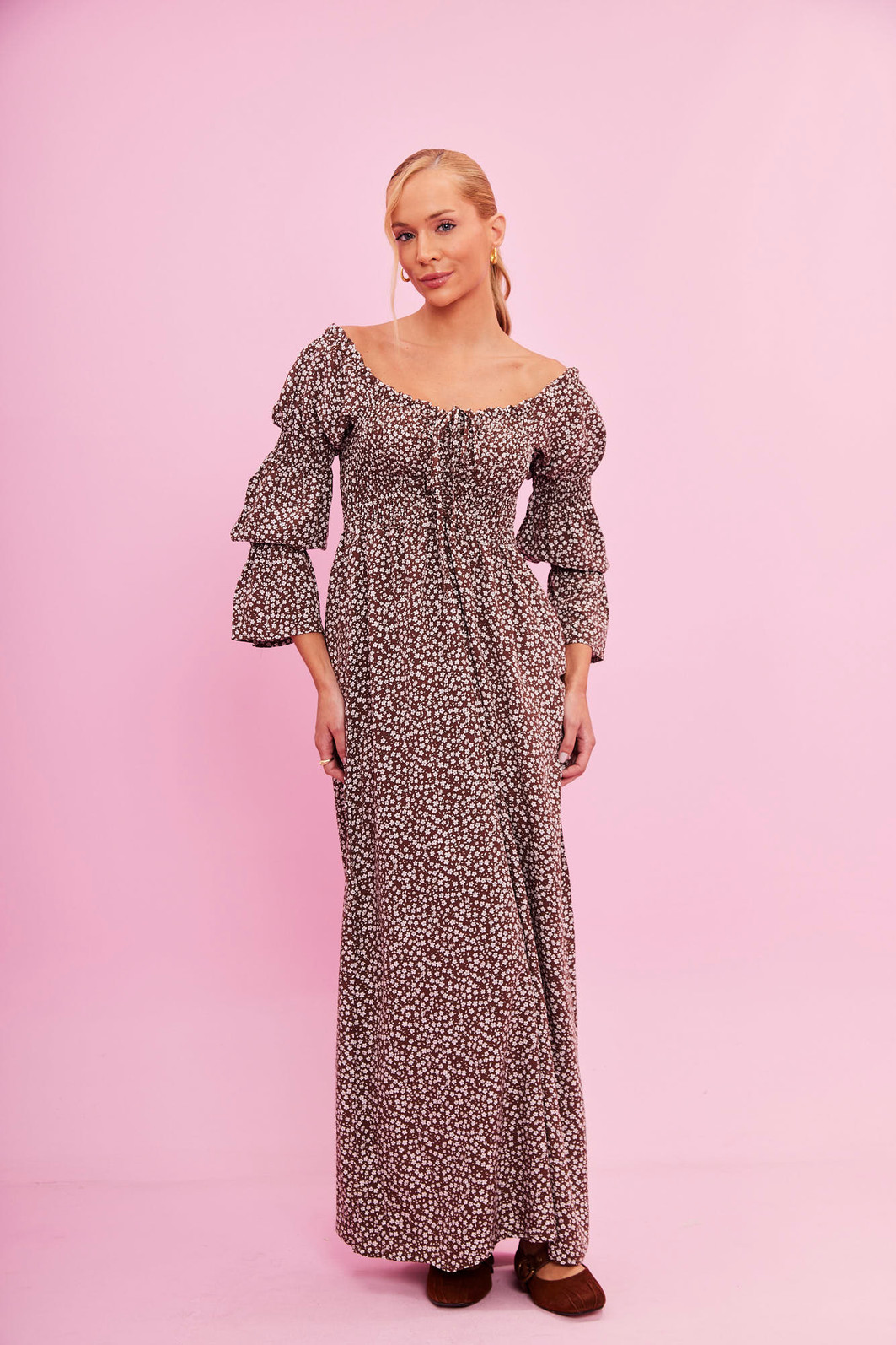 VESTIDO EMANUELE FLORAL FUNDO MARROM