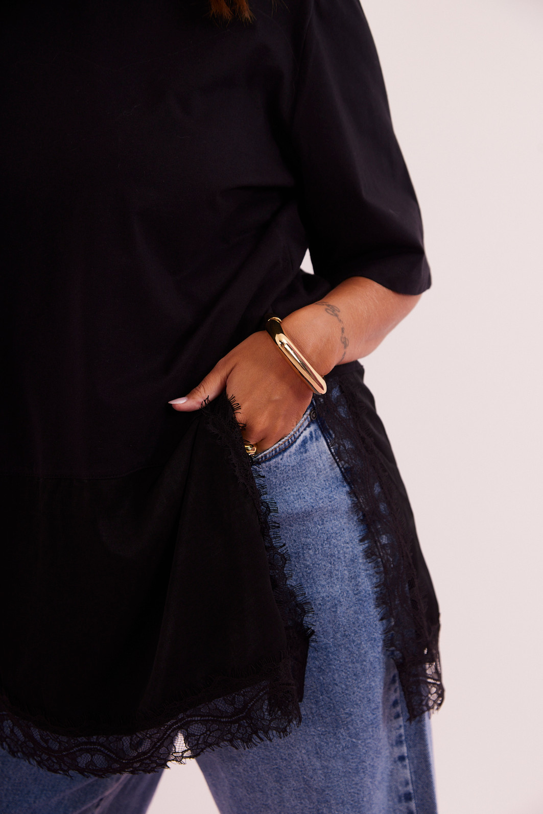 T-SHIRT OVER COM RENDA MIA PRETO T-SHIRT OVER COM RENDA MIA PRETO