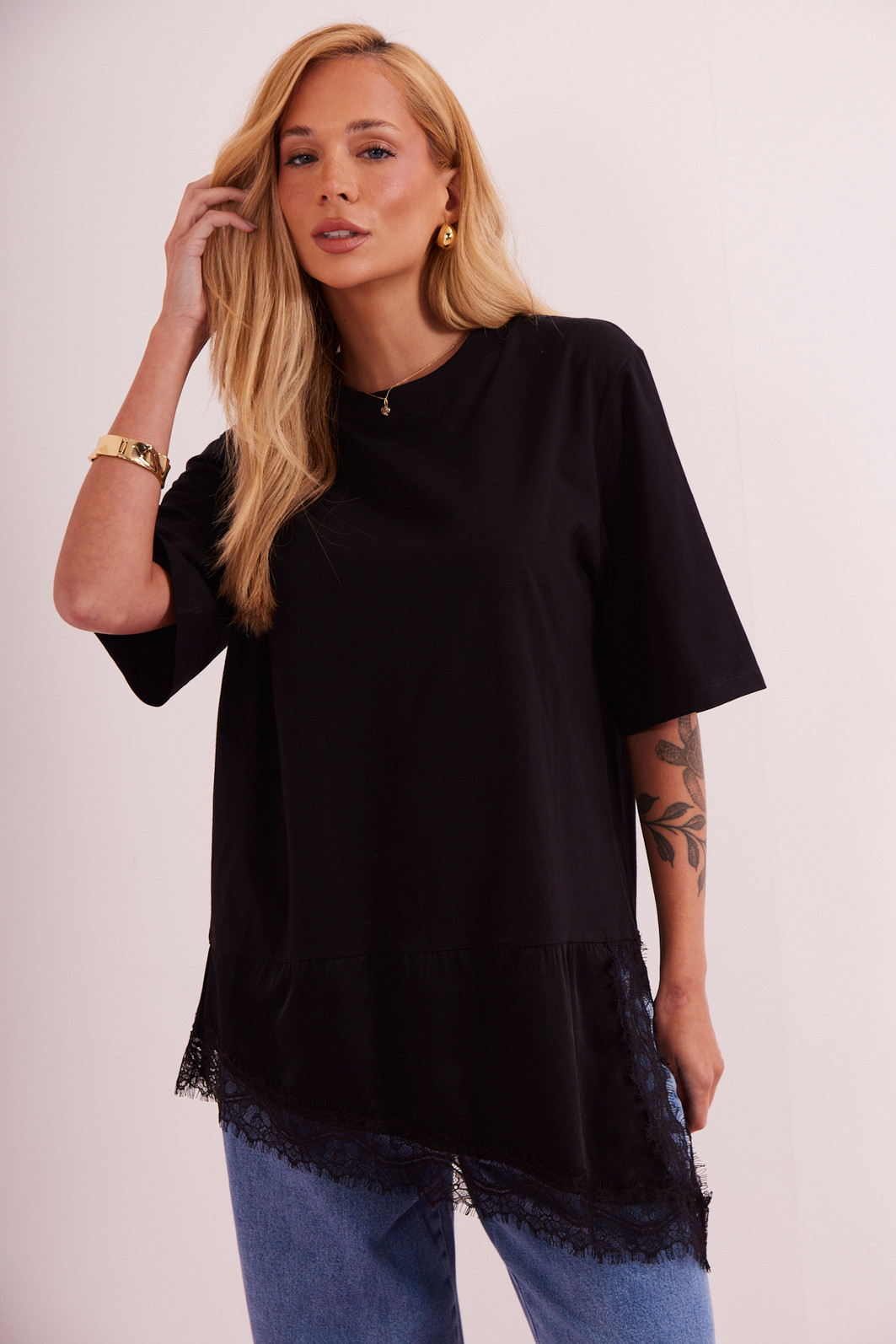 T-SHIRT OVER COM RENDA MIA PRETO T-SHIRT OVER COM RENDA MIA PRETO