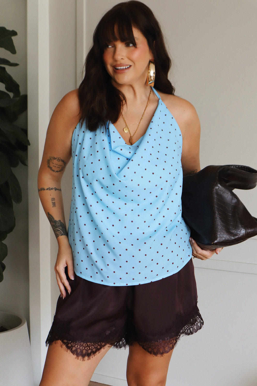 BLUSA EM CREPE MEL POA FUNDO AZUL BLUSA EM CREPE MEL POA FUNDO AZUL