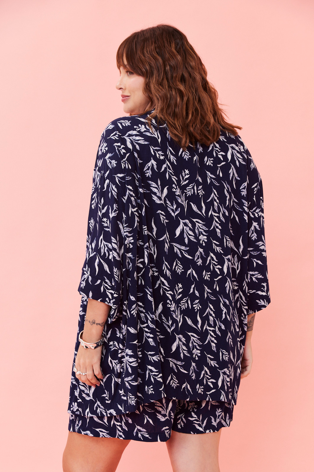 KIMONO KEILA FLORAL FUNDO MARINHO KIMONO KEILA FLORAL FUNDO MARINHO