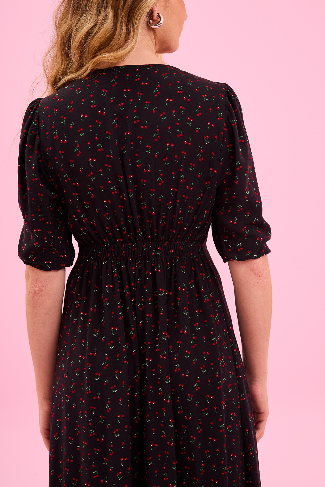 VESTIDO FLASH SALE CEREJA FUNDO PRETO VESTIDO FLASH SALE CEREJA FUNDO PRETO