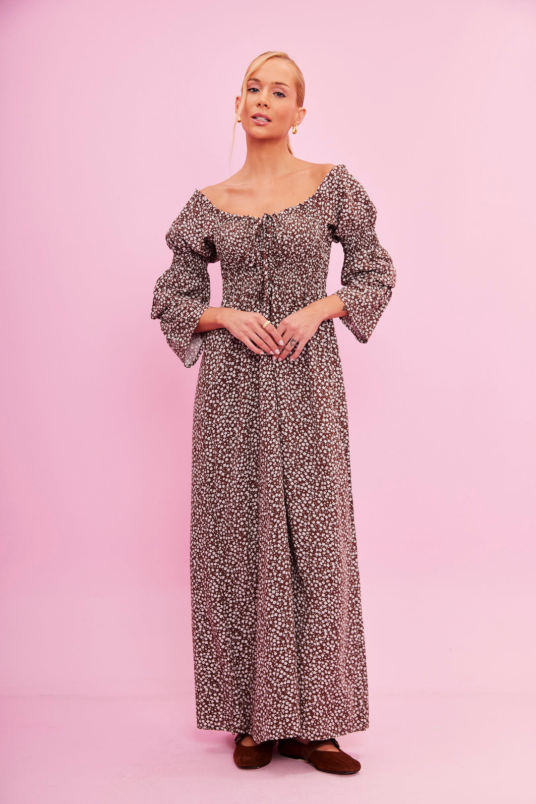 VESTIDO EMANUELE FLORAL FUNDO MARROM