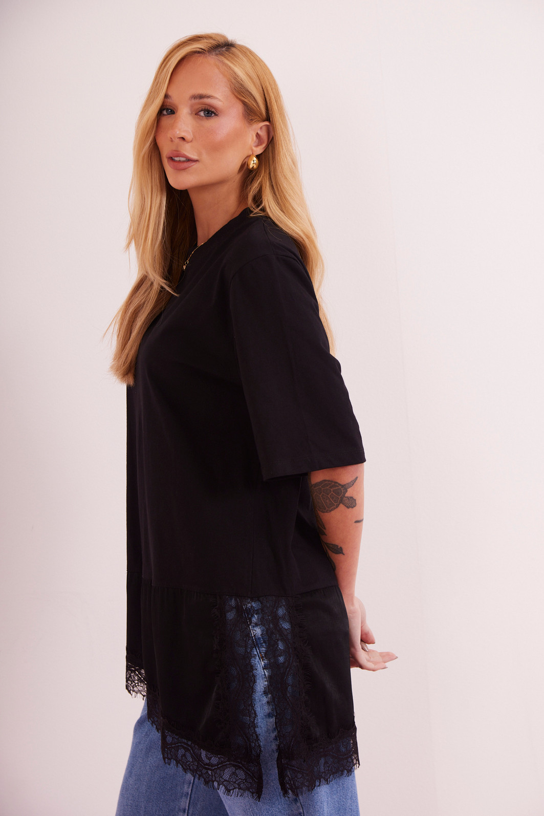 T-SHIRT OVER COM RENDA MIA PRETO T-SHIRT OVER COM RENDA MIA PRETO