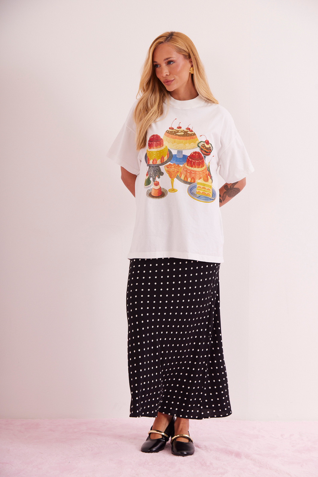 SAIA MIDI JULIA POA FUNDO PRETO SAIA MIDI JULIA POA FUNDO PRETO