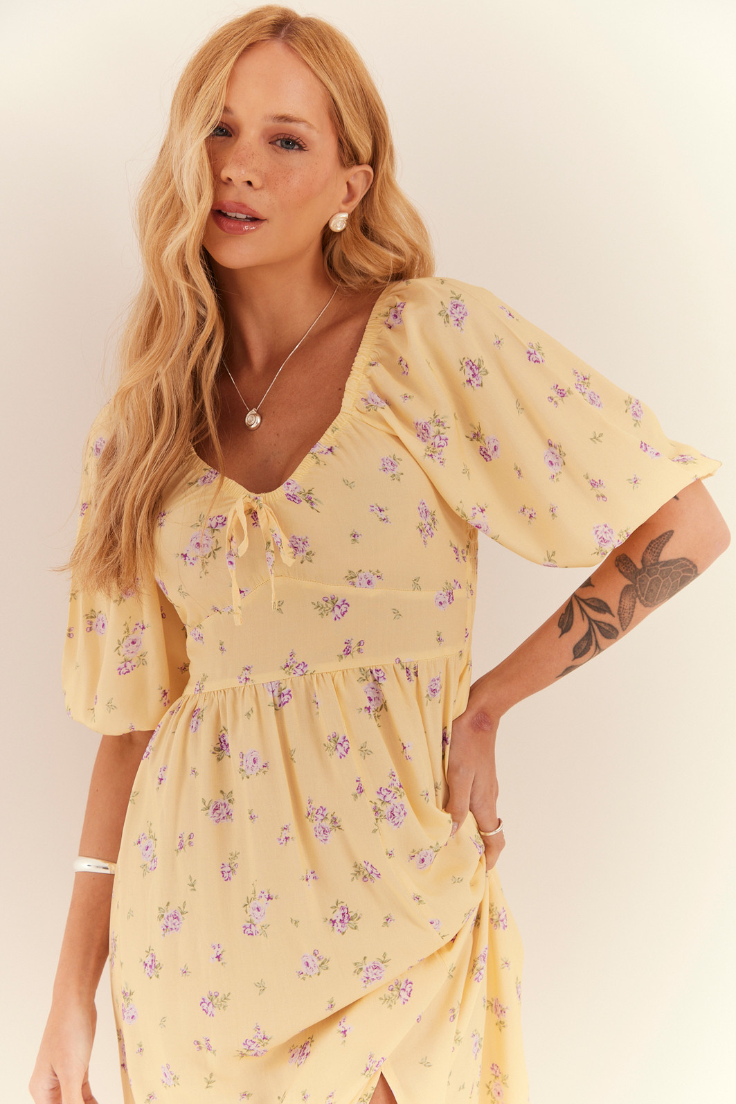 VESTIDO FLORENCE ESTAMPA FLORAL FUNDO AMARELO VESTIDO FLORENCE ESTAMPA FLORAL FUNDO AMARELO