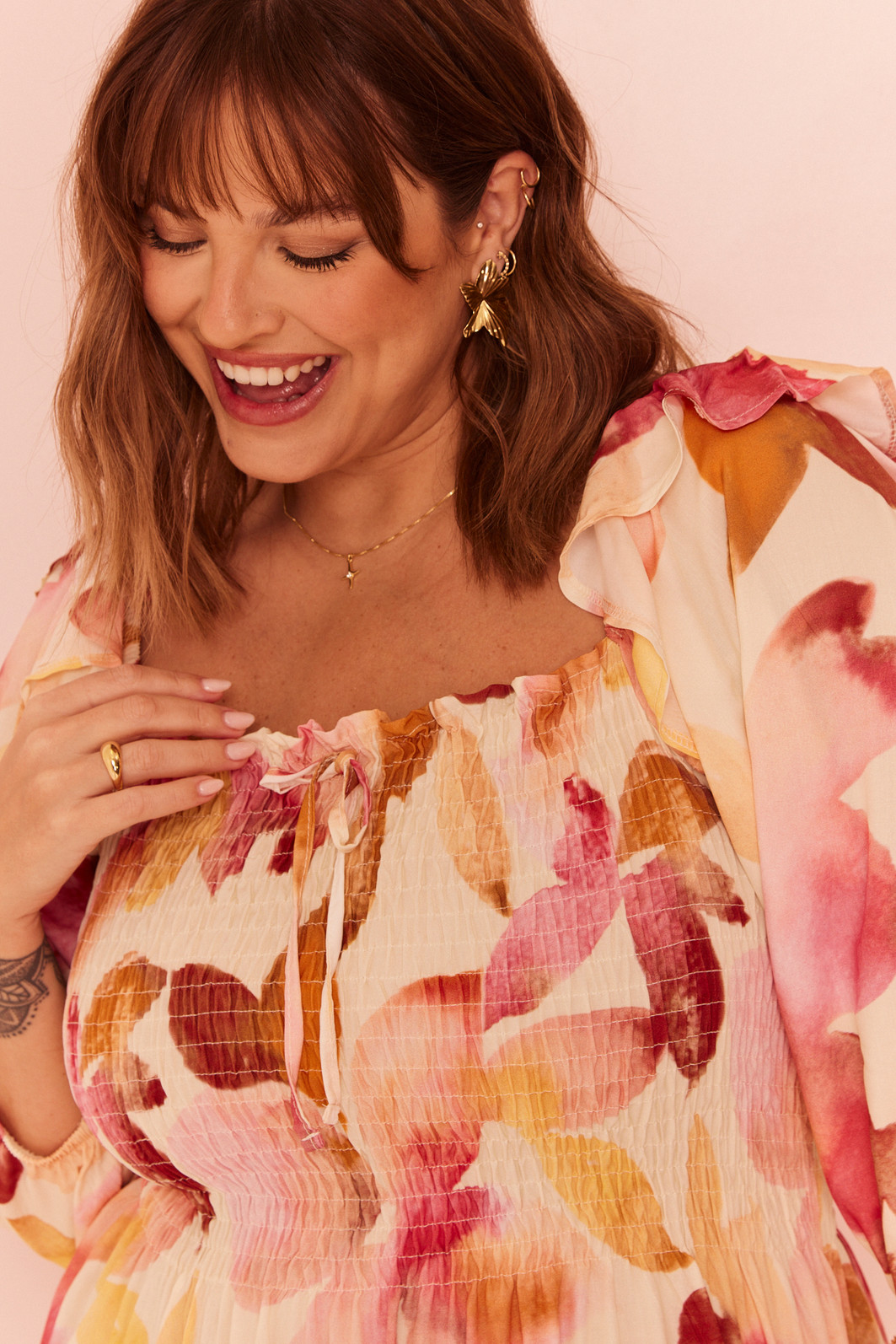 VESTIDO MIDI LAURA FLORAL FUNDO OFF VESTIDO MIDI LAURA FLORAL FUNDO OFF