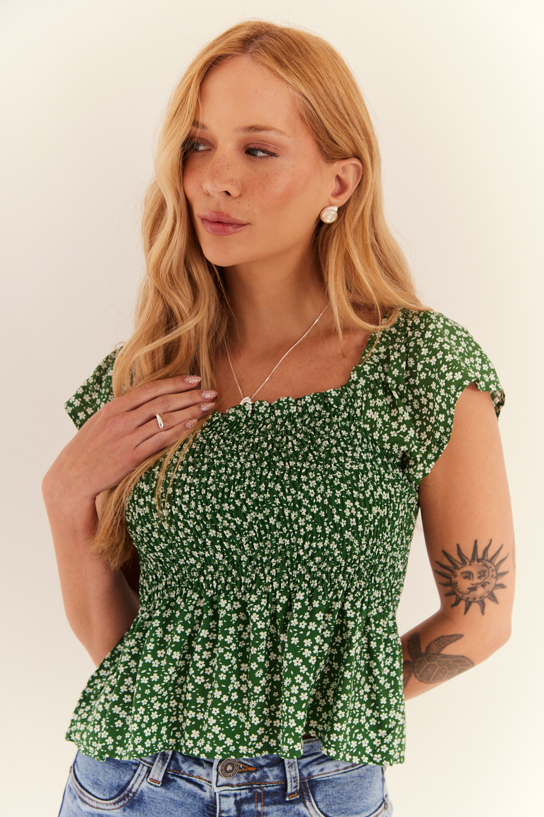 BLUSA MICHELE FLORAL FUNDO VERDE BLUSA MICHELE FLORAL FUNDO VERDE