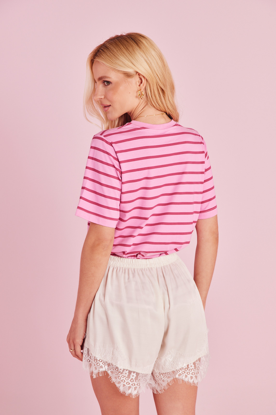 SHORTS ACETINADO COM RENDA JOY OFF WHITE SHORTS ACETINADO COM RENDA JOY OFF WHITE
