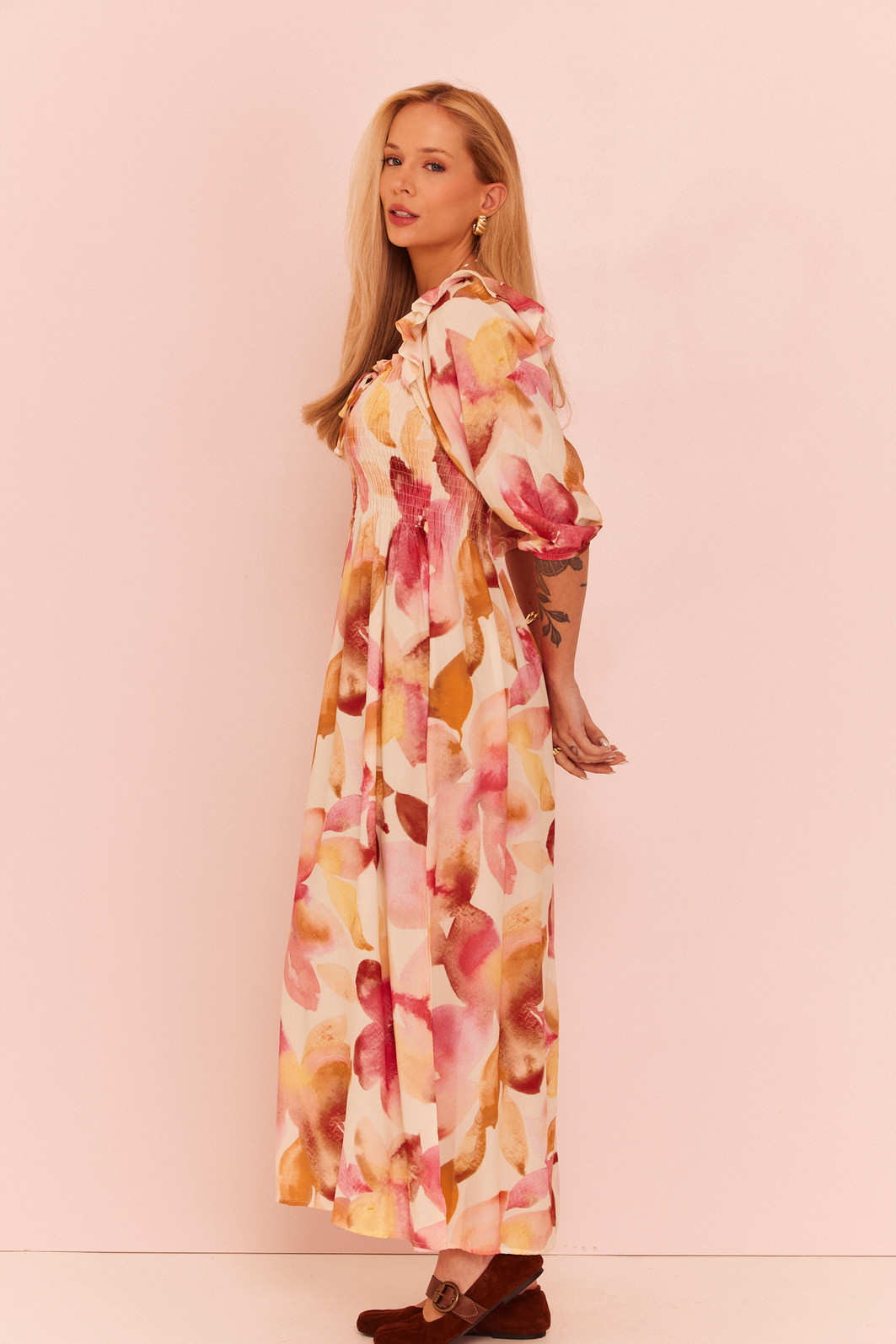 VESTIDO MIDI LAURA FLORAL FUNDO OFF VESTIDO MIDI LAURA FLORAL FUNDO OFF