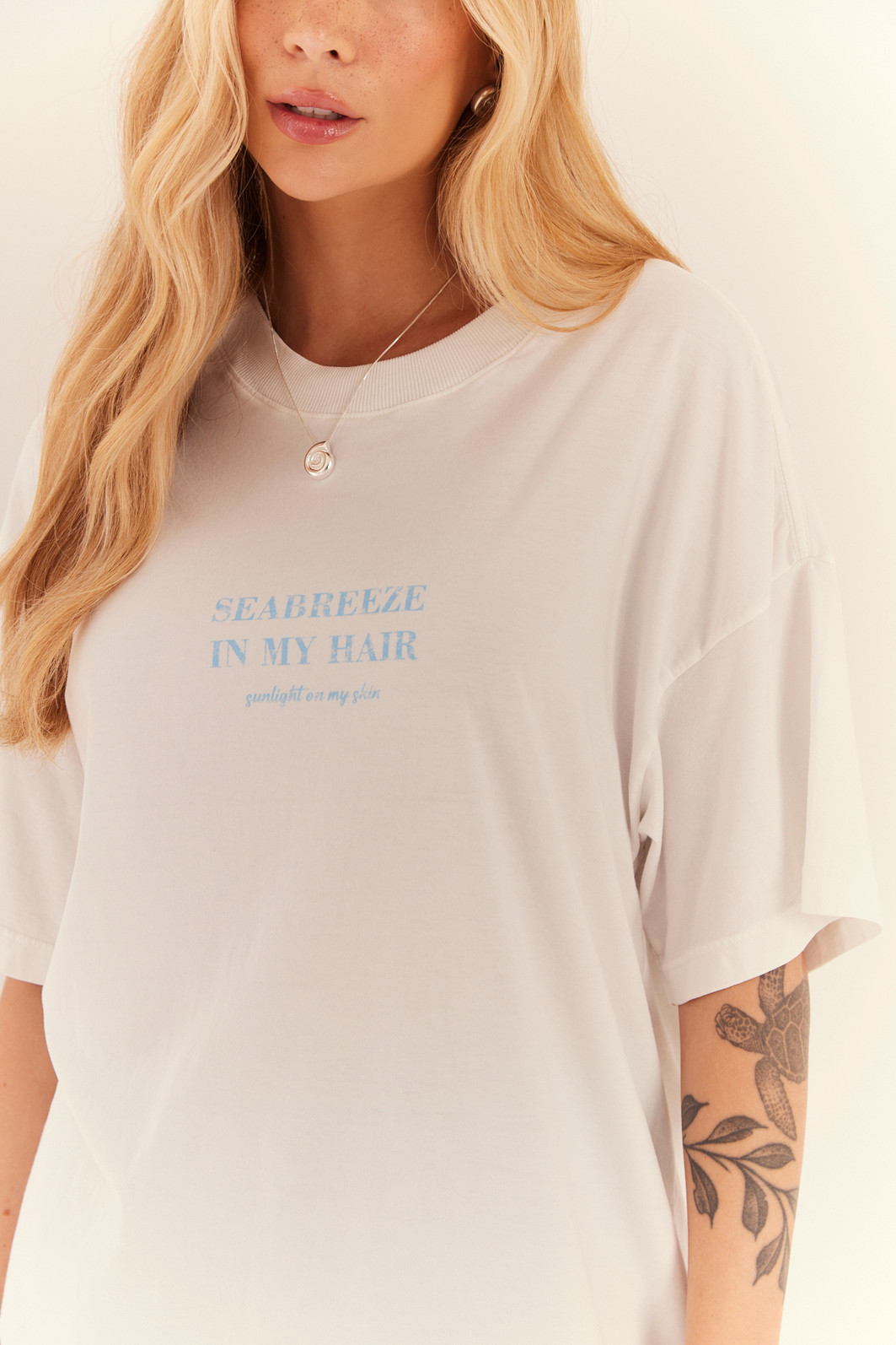 T-SHIRT OVER SEABREEZE BRANCO ACUCAR T-SHIRT OVER SEABREEZE BRANCO ACUCAR