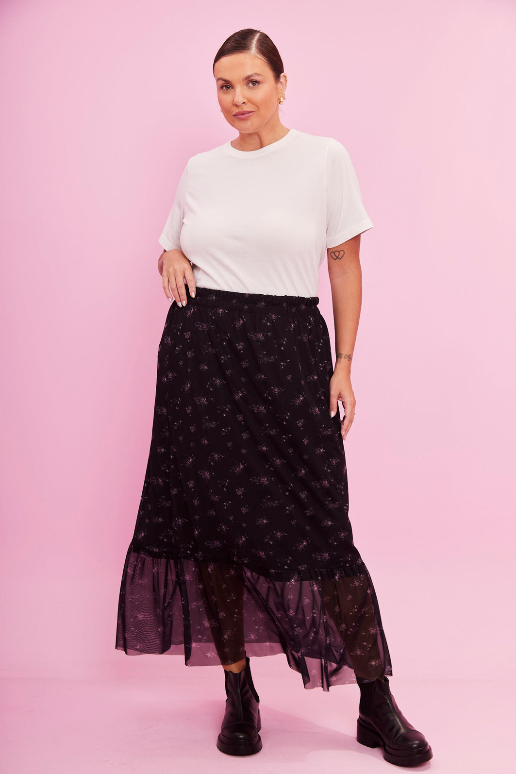 SAIA MIDI EM TULE CAMILA FLORAL FUNDO PRETO