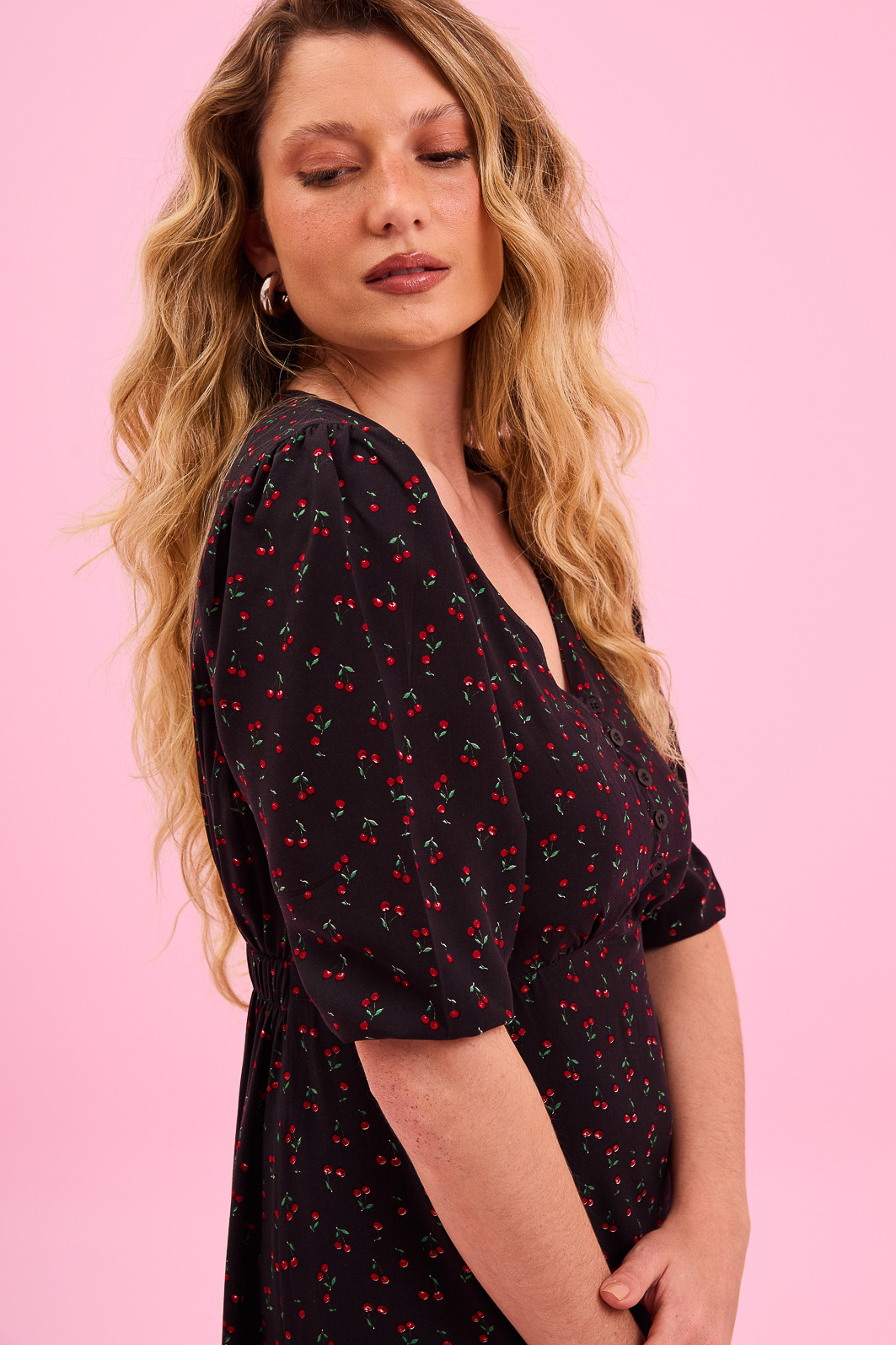VESTIDO FLASH SALE CEREJA FUNDO PRETO VESTIDO FLASH SALE CEREJA FUNDO PRETO