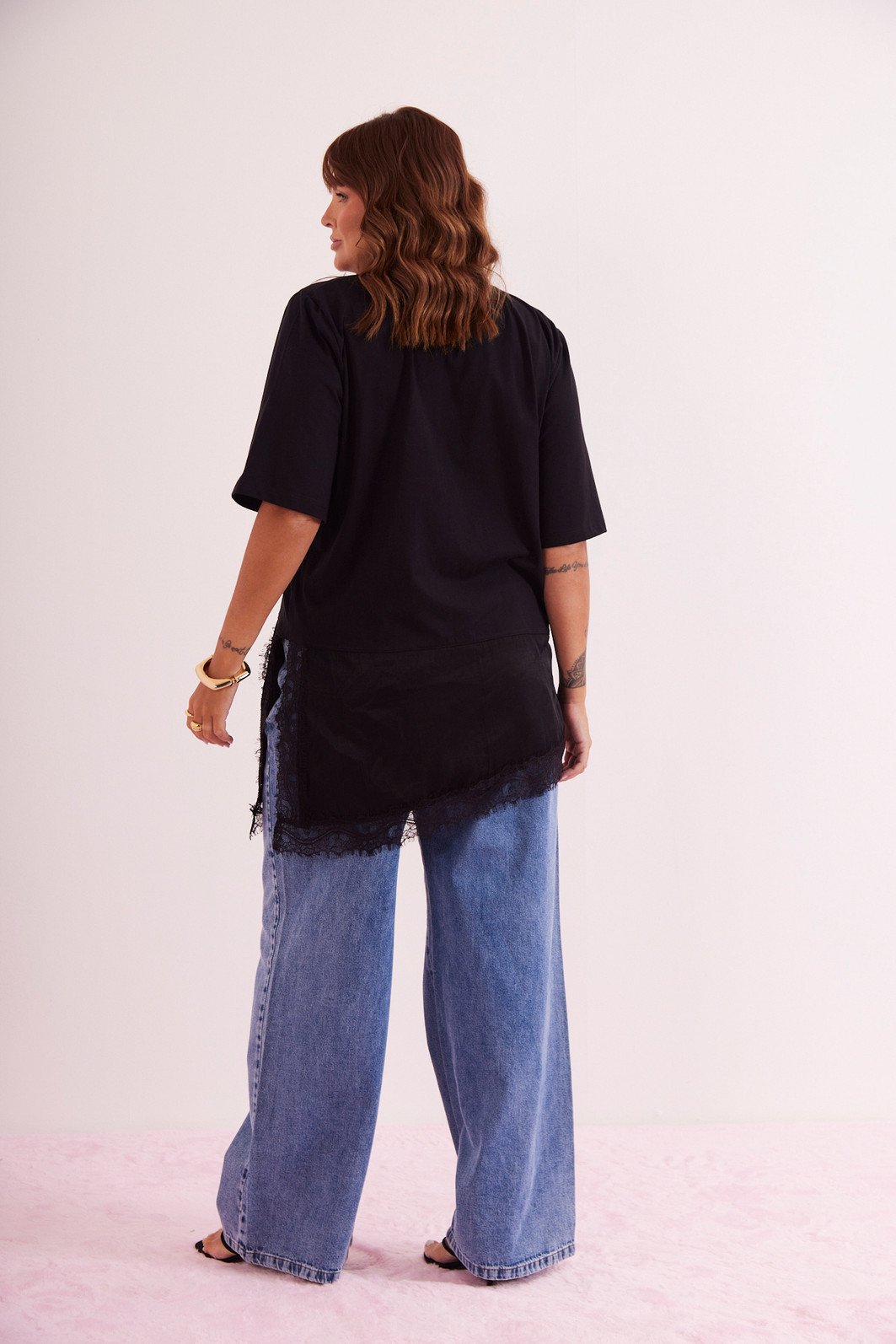 T-SHIRT OVER COM RENDA MIA PRETO T-SHIRT OVER COM RENDA MIA PRETO