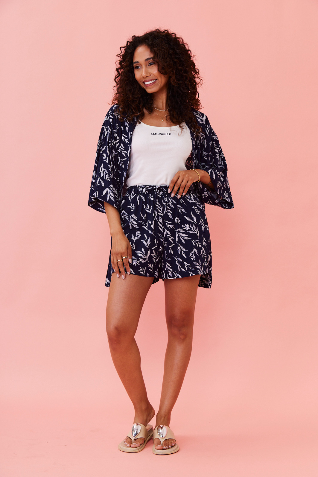 SHORTS KEILA FLORAL FUNDO MARINHO SHORTS KEILA FLORAL FUNDO MARINHO