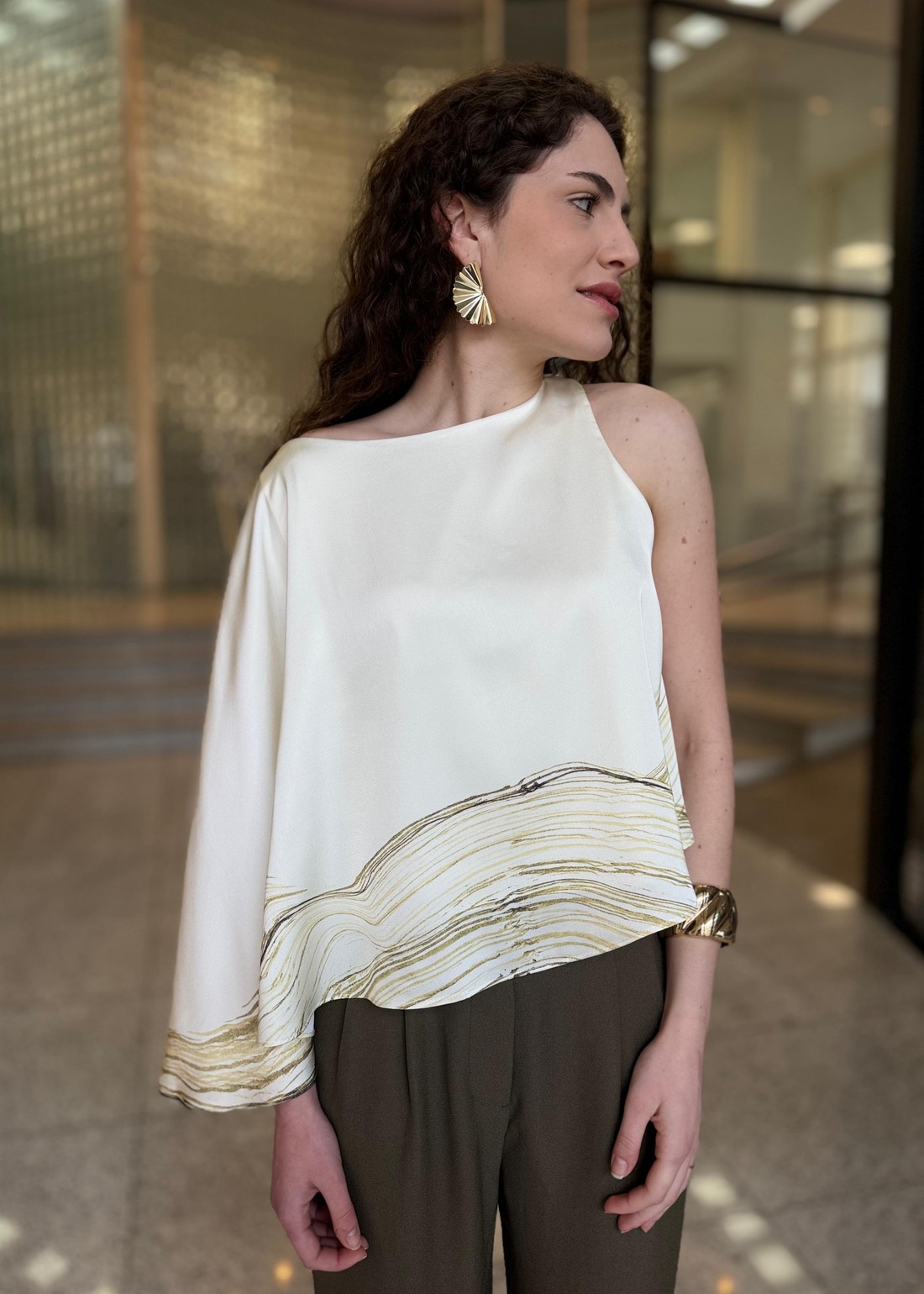BLUSA SOLTA DECOTE CANOA MANGA LONGA PADRAO BRANCO MORENA ROSA BLUSA SOLTA DECOTE CANOA MANGA LONGA PADRAO BRANCO MORENA ROSA
