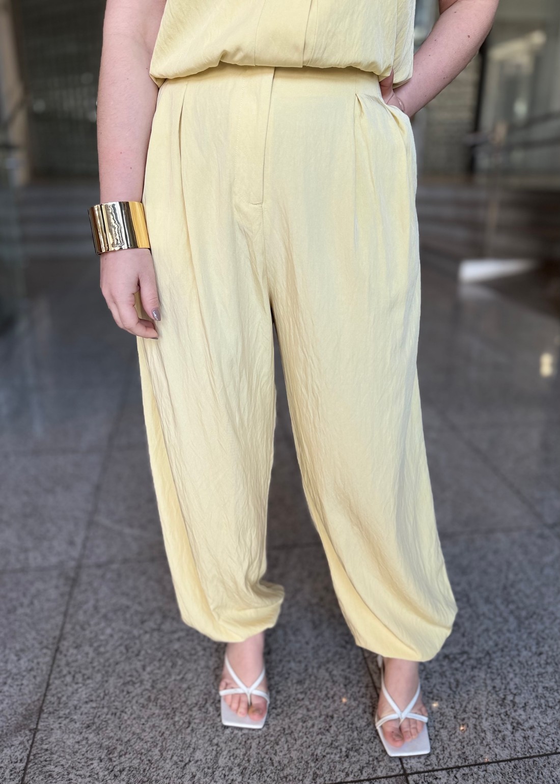 CALCA VISCOPOLIAMIDA PREGAS AMARELO CLARO CALCA VISCOPOLIAMIDA PREGAS AMARELO CLARO