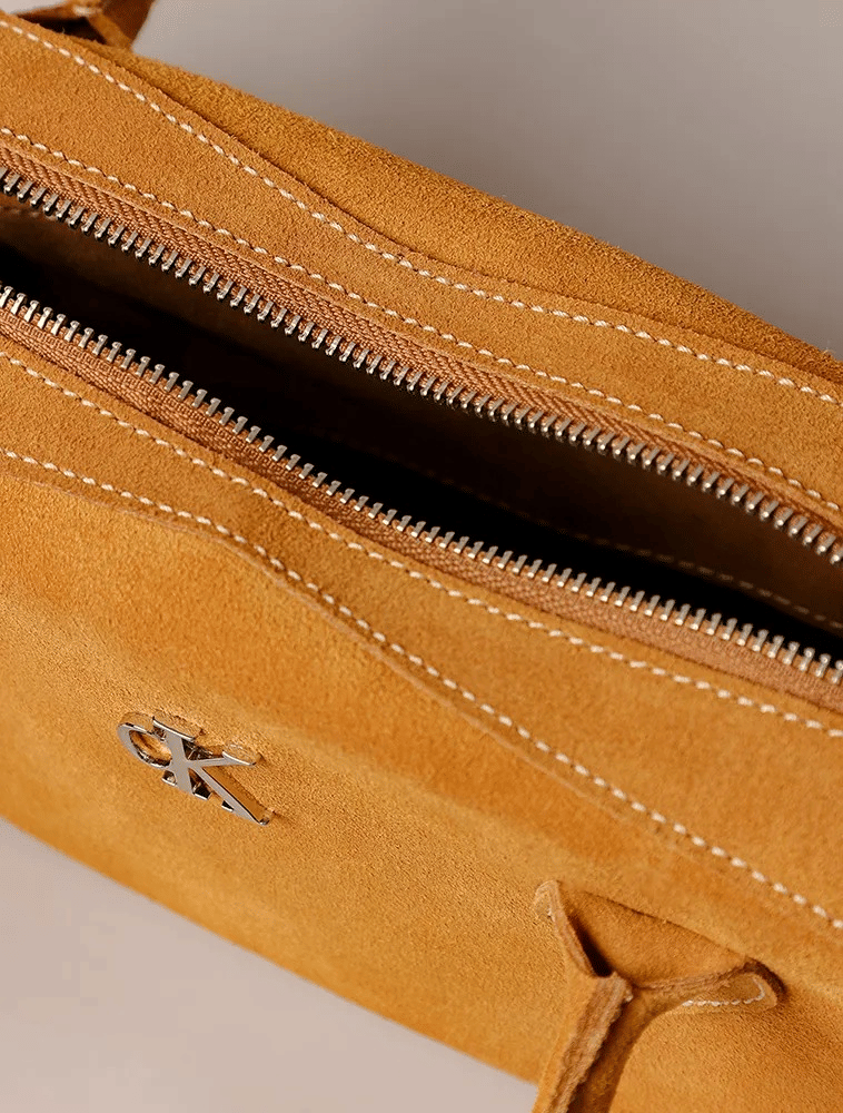 BOLSA BAGUETE CAMURCA MOSTARDA CALVIN KLEIN BOLSA BAGUETE CAMURCA MOSTARDA CALVIN KLEIN