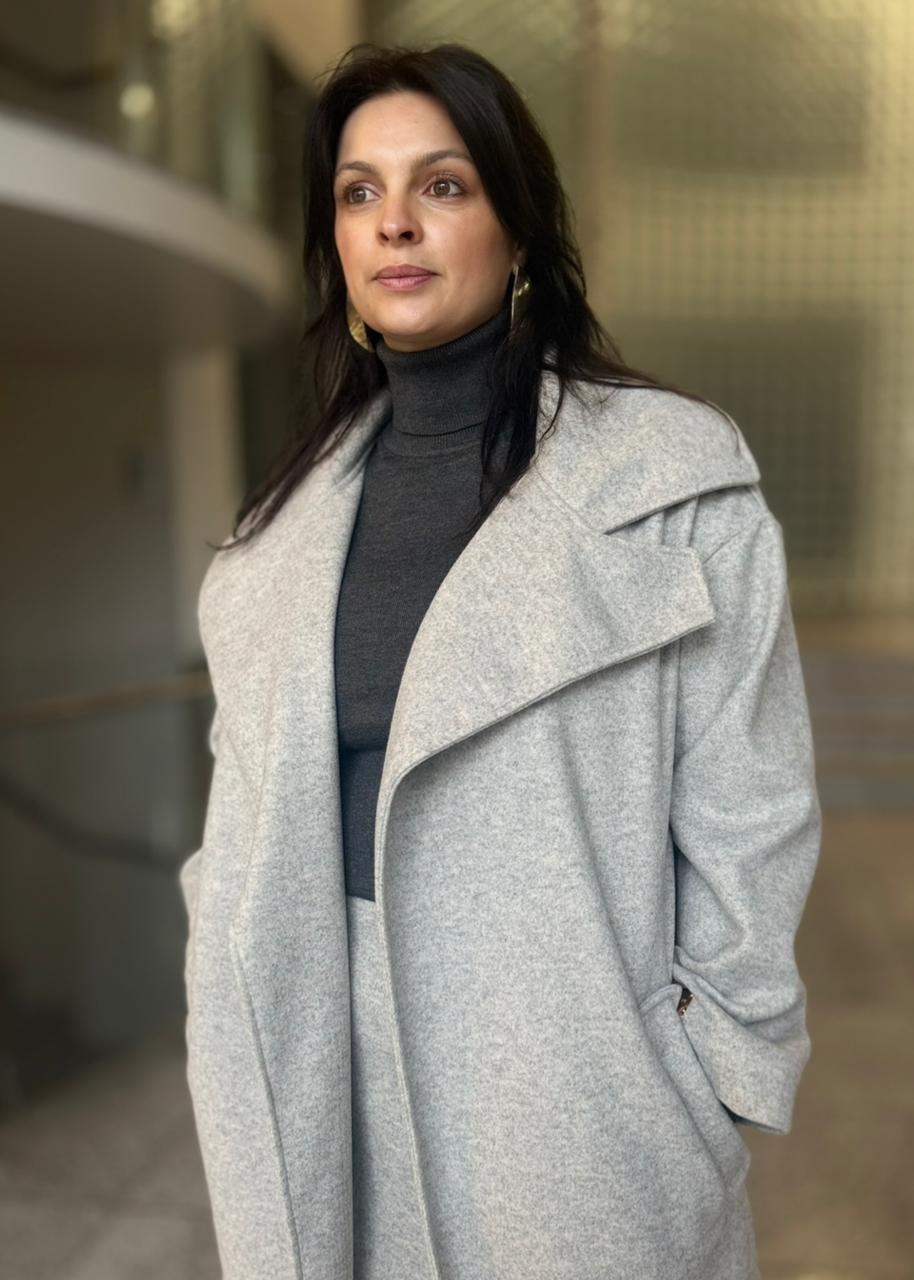 TRENCH COAT ALONGADO COM FAIXA CINZA LANÇA PERFUME TRENCH COAT ALONGADO COM FAIXA CINZA LANÇA PERFUME
