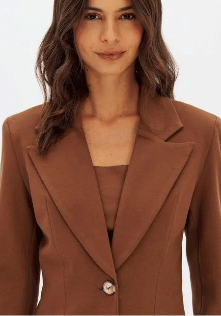 BLAZER SLIM COM TRANSPASSE MARROM LANÇA PERFUME BLAZER SLIM COM TRANSPASSE MARROM LANÇA PERFUME