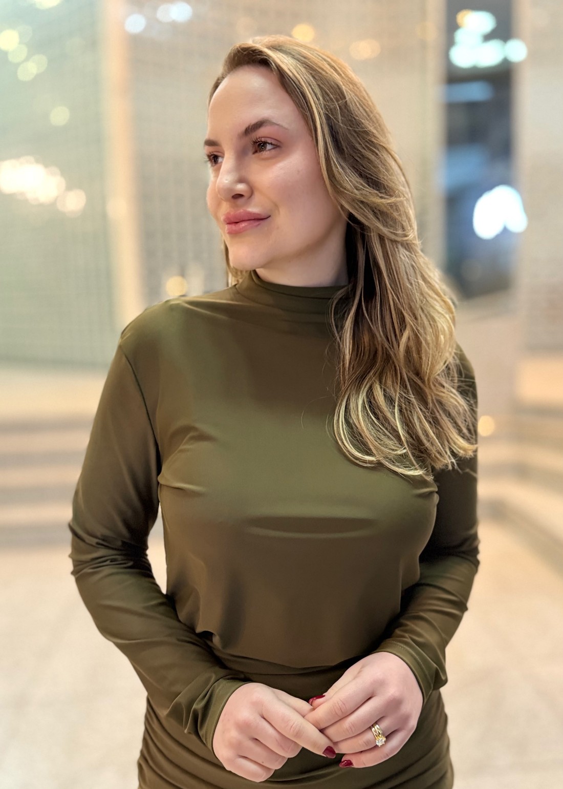 BLUSA GOLA ALTA COM MANGA LONGA VERDE LANÇA PERFUME BLUSA GOLA ALTA COM MANGA LONGA VERDE LANÇA PERFUME