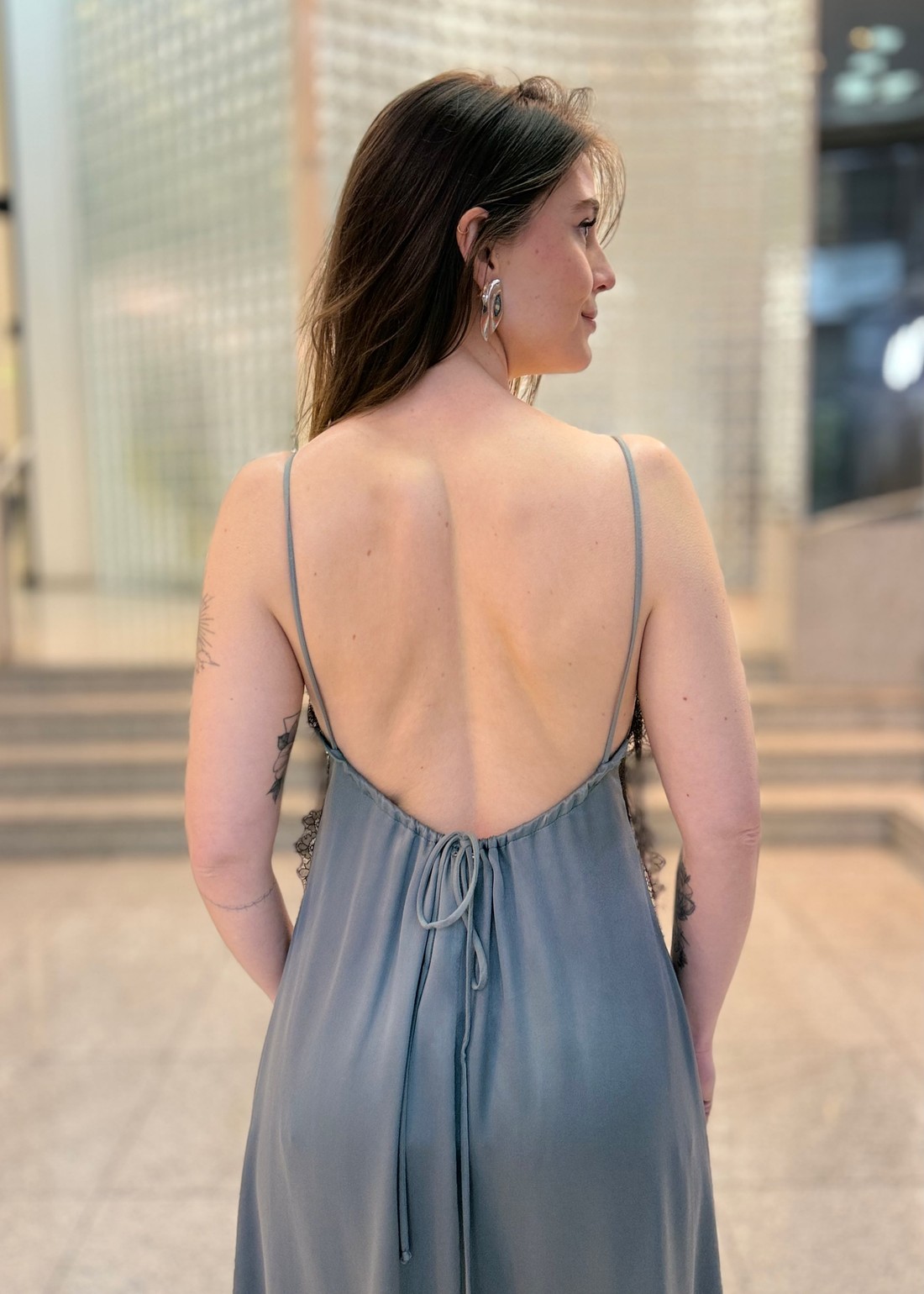 VESTIDO CETIM SOLTO DECOTE V COM ALÇA MIDI MORENA ROSA