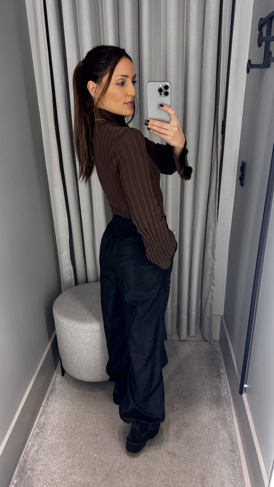 CALCA PARACHUTE BOLSO SOBRE POSTO PRETA MORENA ROSA