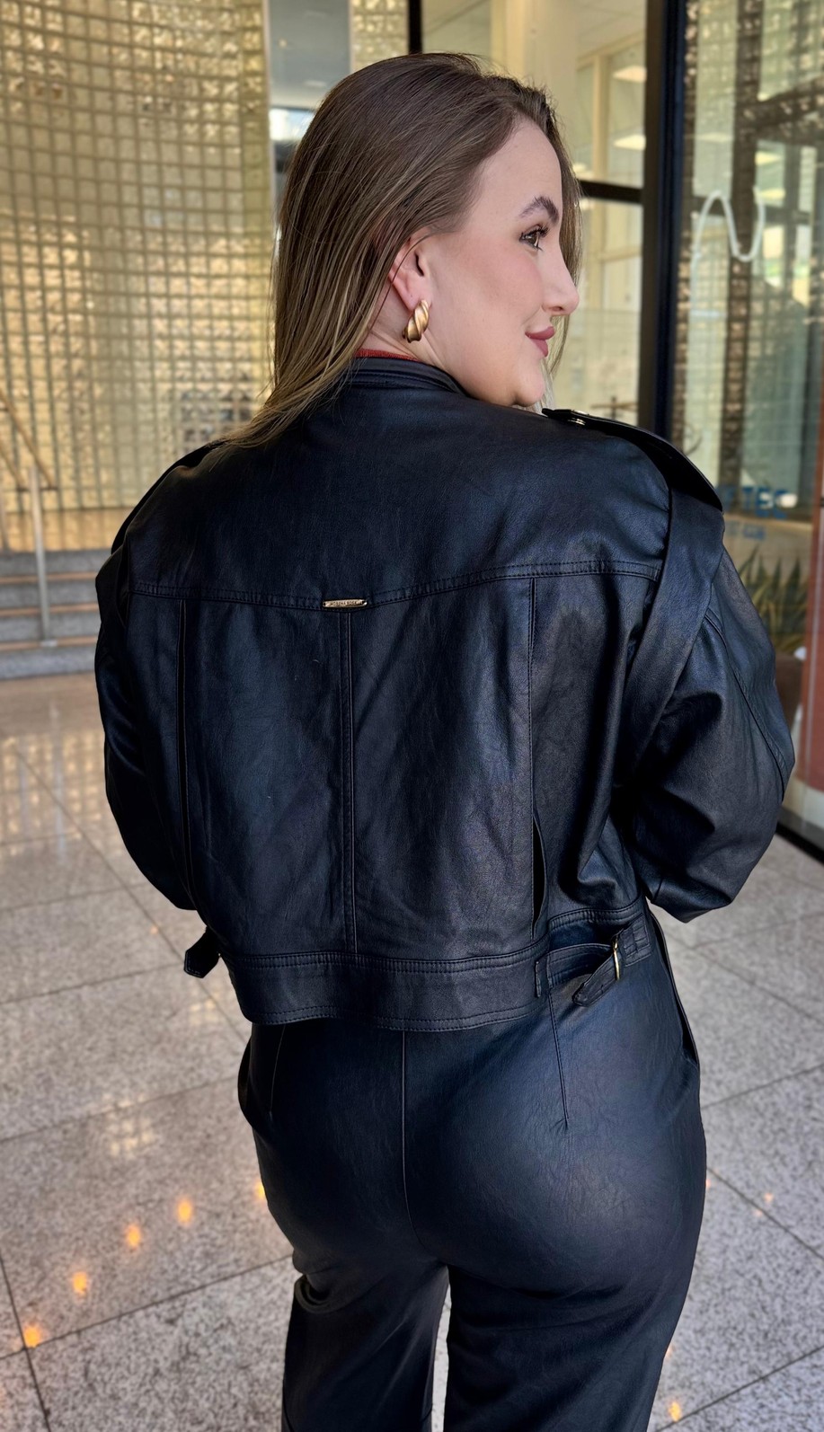 JAQUETA AJUSTADA PU PRETA MORANA ROSA